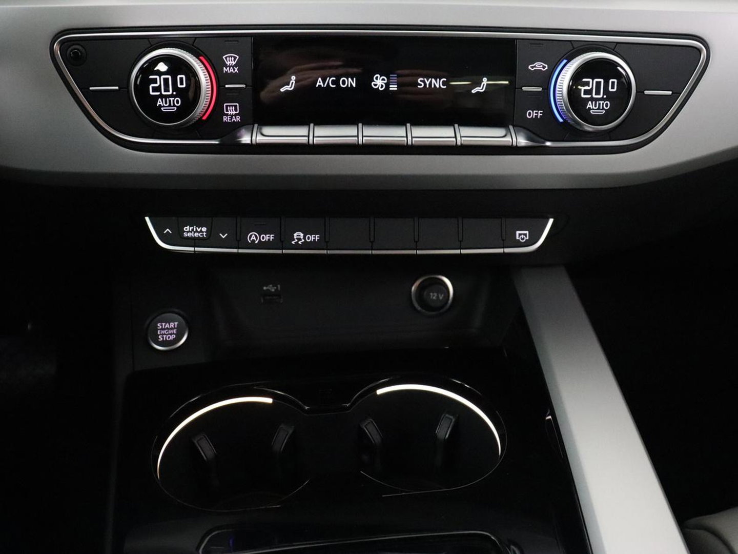 Audi A4 35 TFSI Business Edition | Leder | Stoelverwarming | Carplay | Virtual Cockpit | Navigatie | Full LED | Climate control | Bluetooth | Cruise control | Parkeerhulp