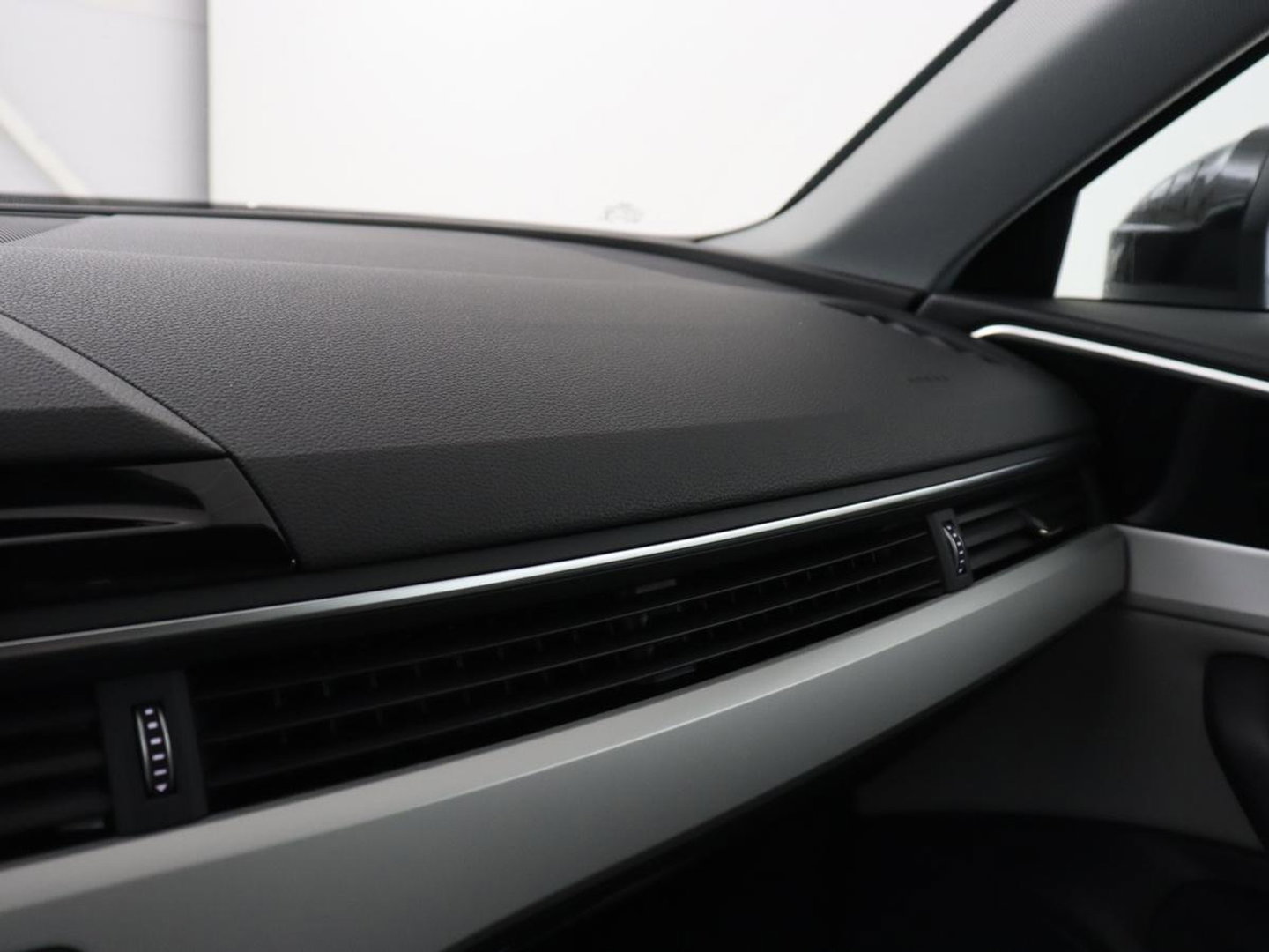 Audi A4 35 TFSI Business Edition | Leder | Stoelverwarming | Carplay | Virtual Cockpit | Navigatie | Full LED | Climate control | Bluetooth | Cruise control | Parkeerhulp