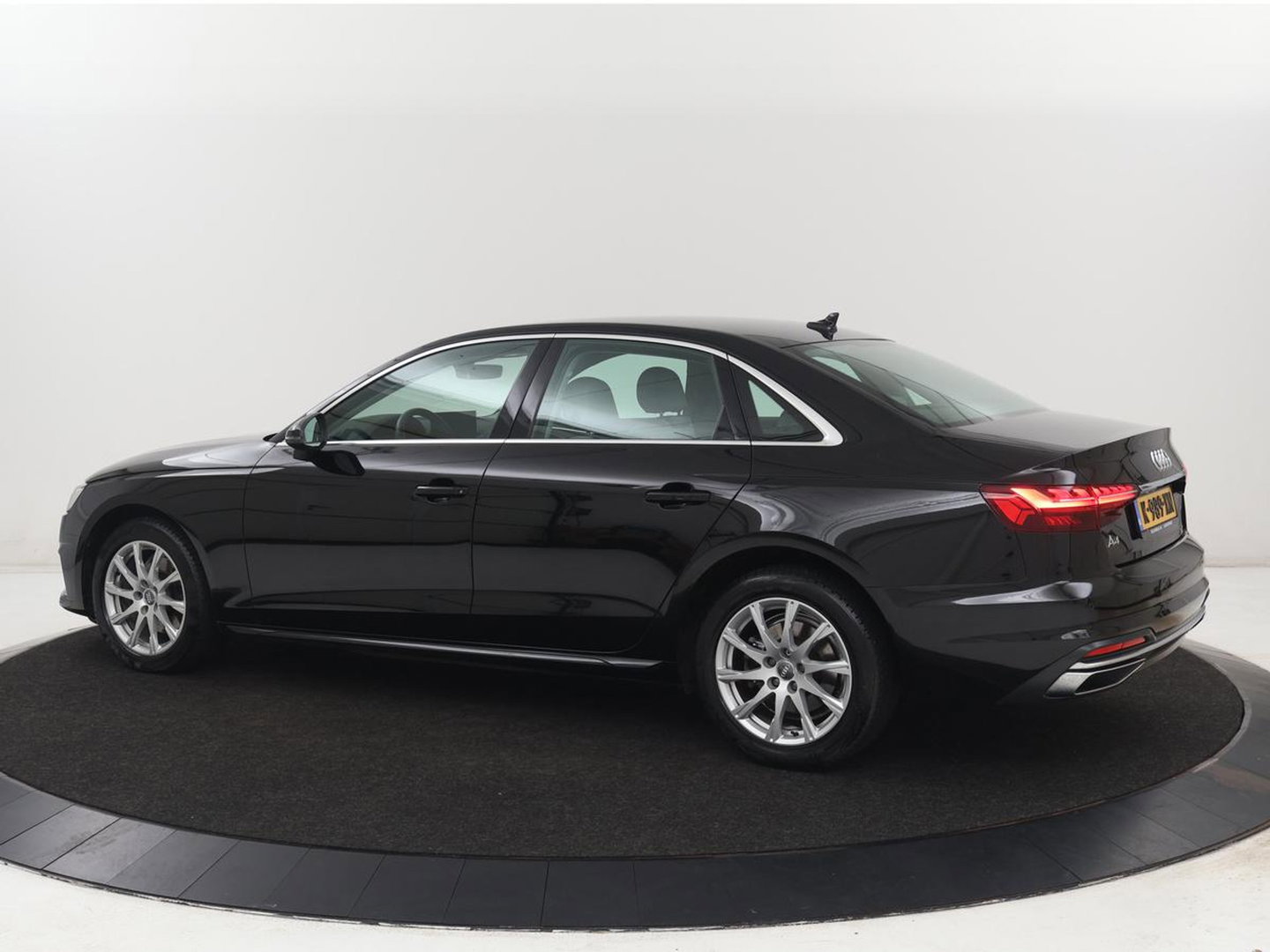 Audi A4 35 TFSI Business Edition | Leder | Stoelverwarming | Carplay | Virtual Cockpit | Navigatie | Full LED | Climate control | Bluetooth | Cruise control | Parkeerhulp