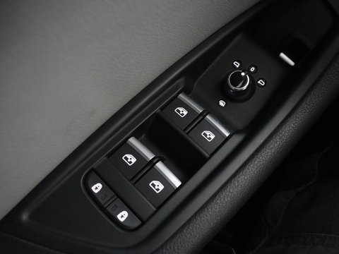 Audi A4 35 TFSI Business Edition | Leder | Stoelverwarming | Carplay | Virtual Cockpit | Navigatie | Full LED | Climate control | Bluetooth | Cruise control | Parkeerhulp