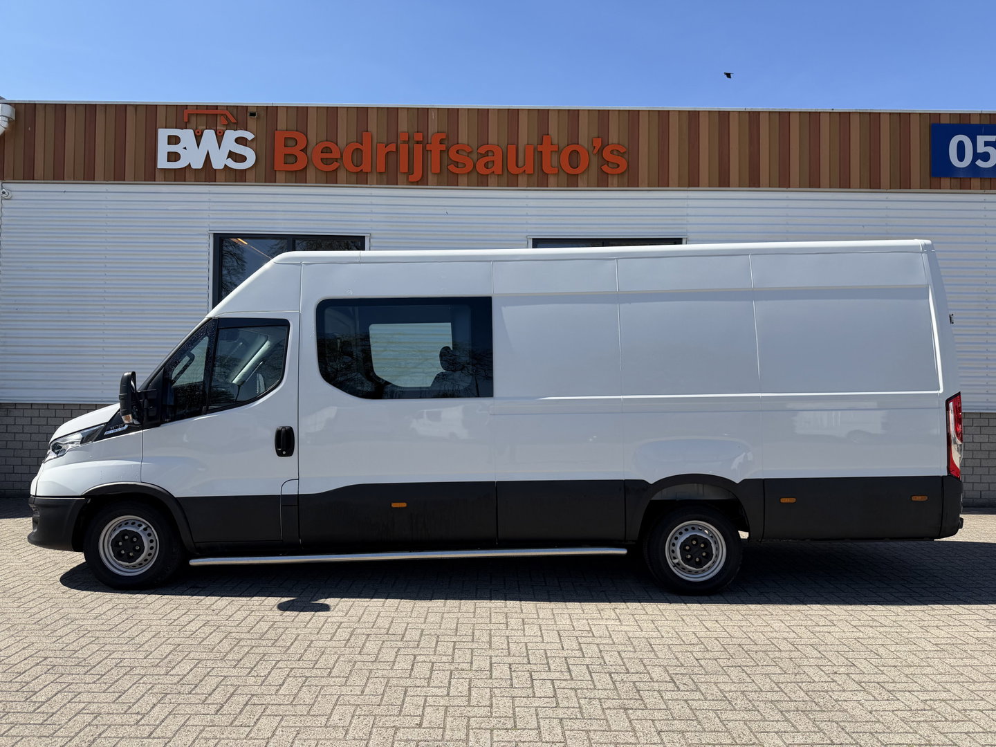 Iveco Daily 35S14V 2.3 automaat 410 L4H2 DC 6 persoons / vaste prijs rijklaar € 29.950 ex btw / ideale motorsport bus / euro 6 / bpm vrij / cruise en climate control / trekhaak 3500 kg !