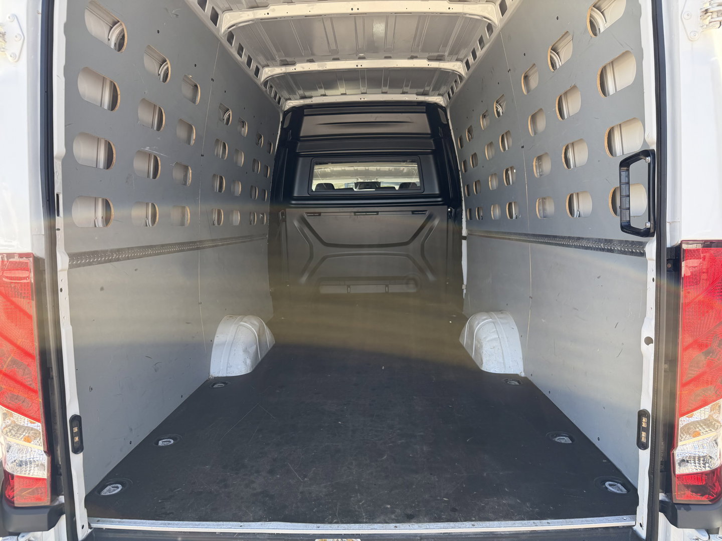 Iveco Daily 35S14V 2.3 automaat 410 L4H2 DC 6 persoons / vaste prijs rijklaar € 29.950 ex btw / ideale motorsport bus / euro 6 / bpm vrij / cruise en climate control / trekhaak 3500 kg !