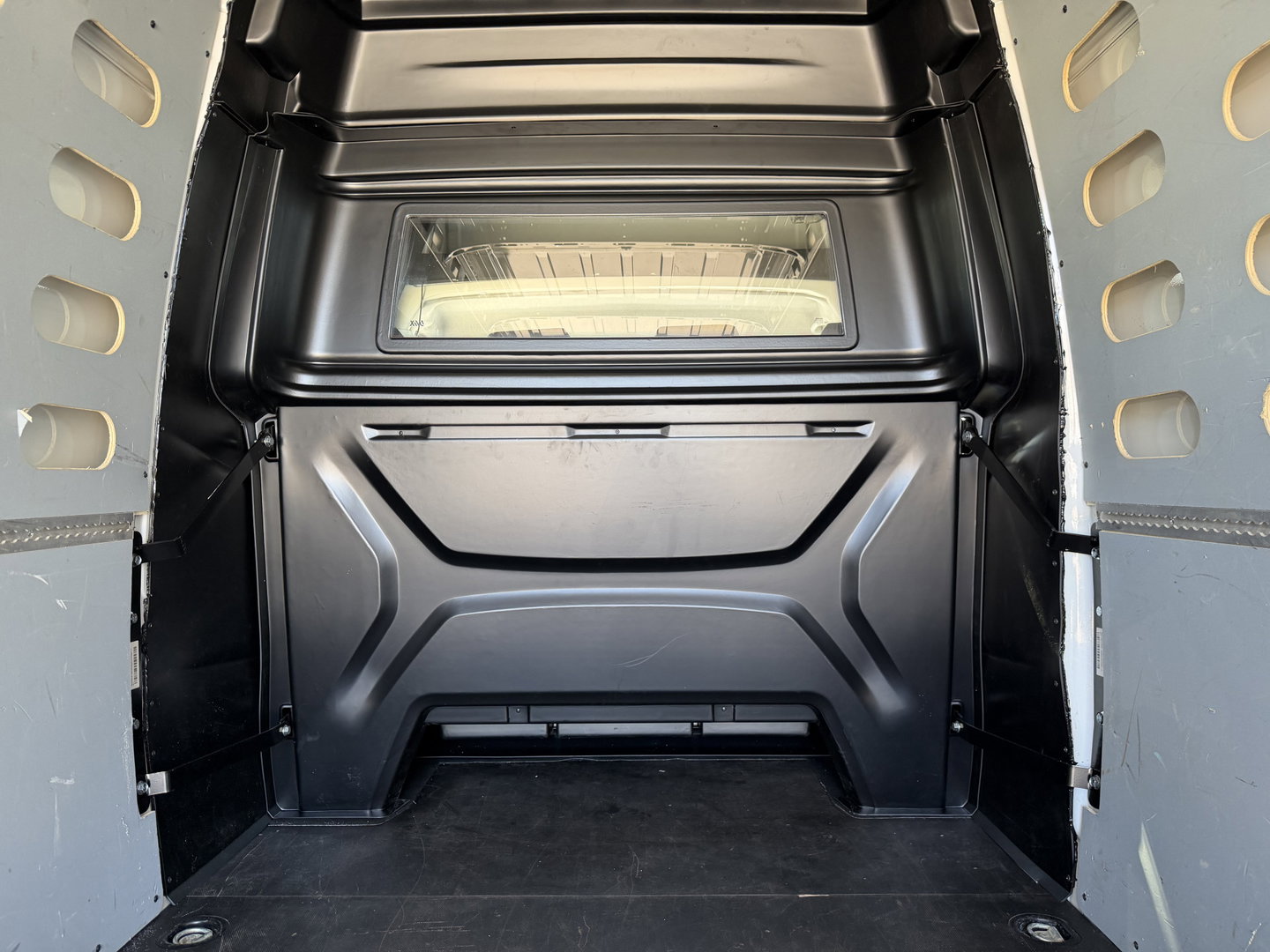 Iveco Daily 35S14V 2.3 automaat 410 L4H2 DC 6 persoons / vaste prijs rijklaar € 29.950 ex btw / ideale motorsport bus / euro 6 / bpm vrij / cruise en climate control / trekhaak 3500 kg !