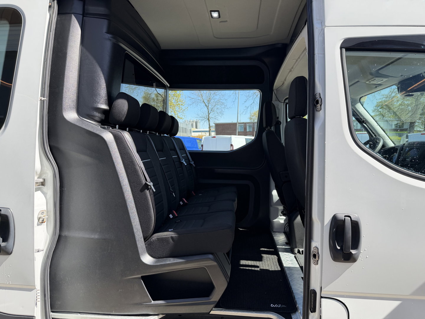 Iveco Daily 35S14V 2.3 automaat 410 L4H2 DC 6 persoons / vaste prijs rijklaar € 29.950 ex btw / ideale motorsport bus / euro 6 / bpm vrij / cruise en climate control / trekhaak 3500 kg !