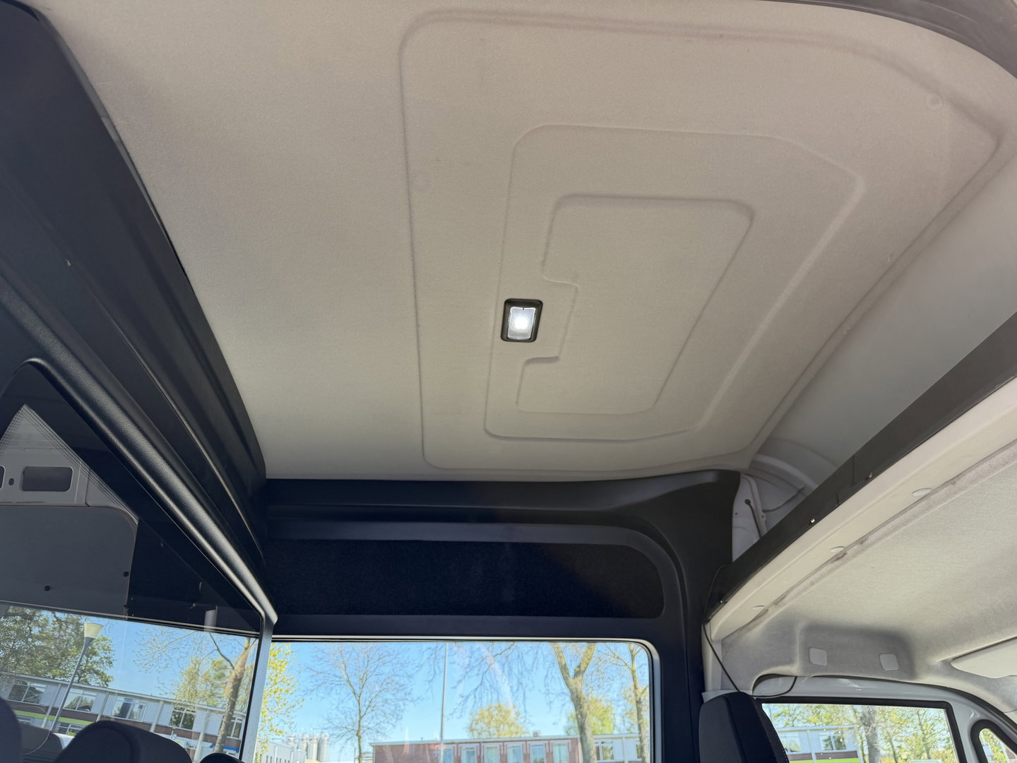 Iveco Daily 35S14V 2.3 automaat 410 L4H2 DC 6 persoons / vaste prijs rijklaar € 29.950 ex btw / ideale motorsport bus / euro 6 / bpm vrij / cruise en climate control / trekhaak 3500 kg !