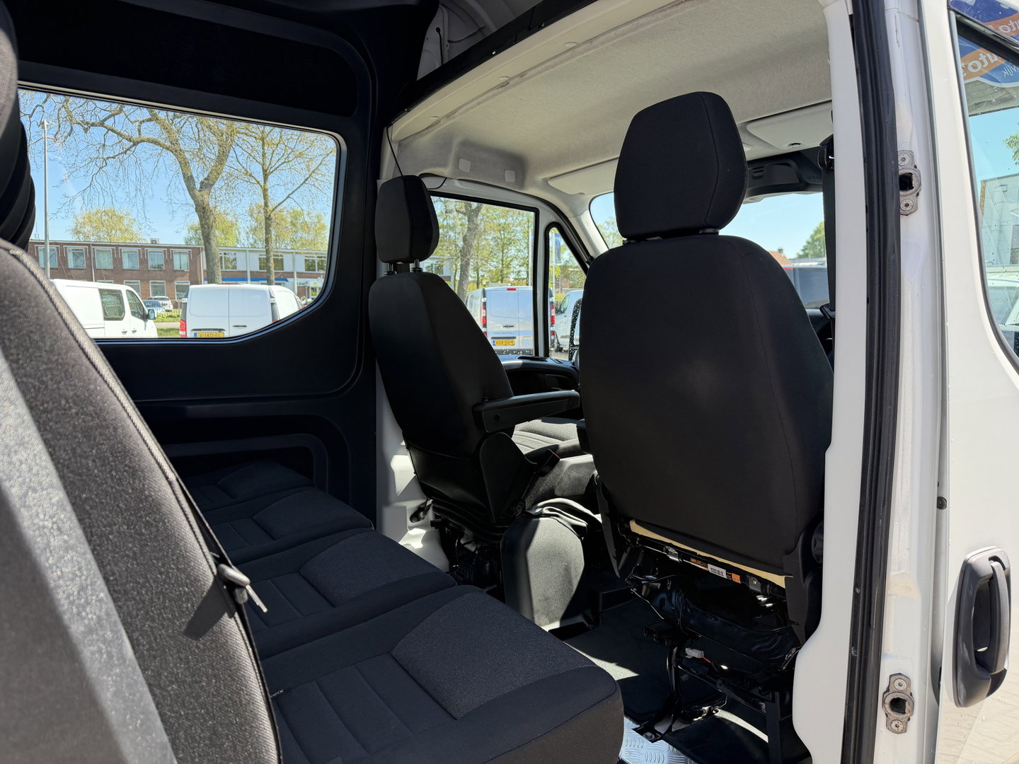 Iveco Daily 35S14V 2.3 automaat 410 L4H2 DC 6 persoons / vaste prijs rijklaar € 29.950 ex btw / ideale motorsport bus / euro 6 / bpm vrij / cruise en climate control / trekhaak 3500 kg !