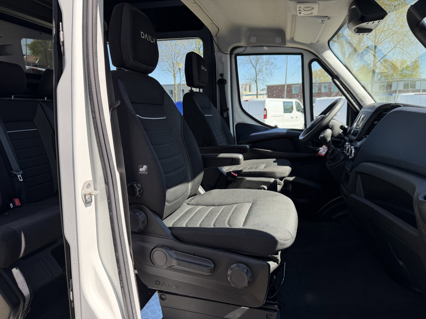 Iveco Daily 35S14V 2.3 automaat 410 L4H2 DC 6 persoons / vaste prijs rijklaar € 29.950 ex btw / ideale motorsport bus / euro 6 / bpm vrij / cruise en climate control / trekhaak 3500 kg !