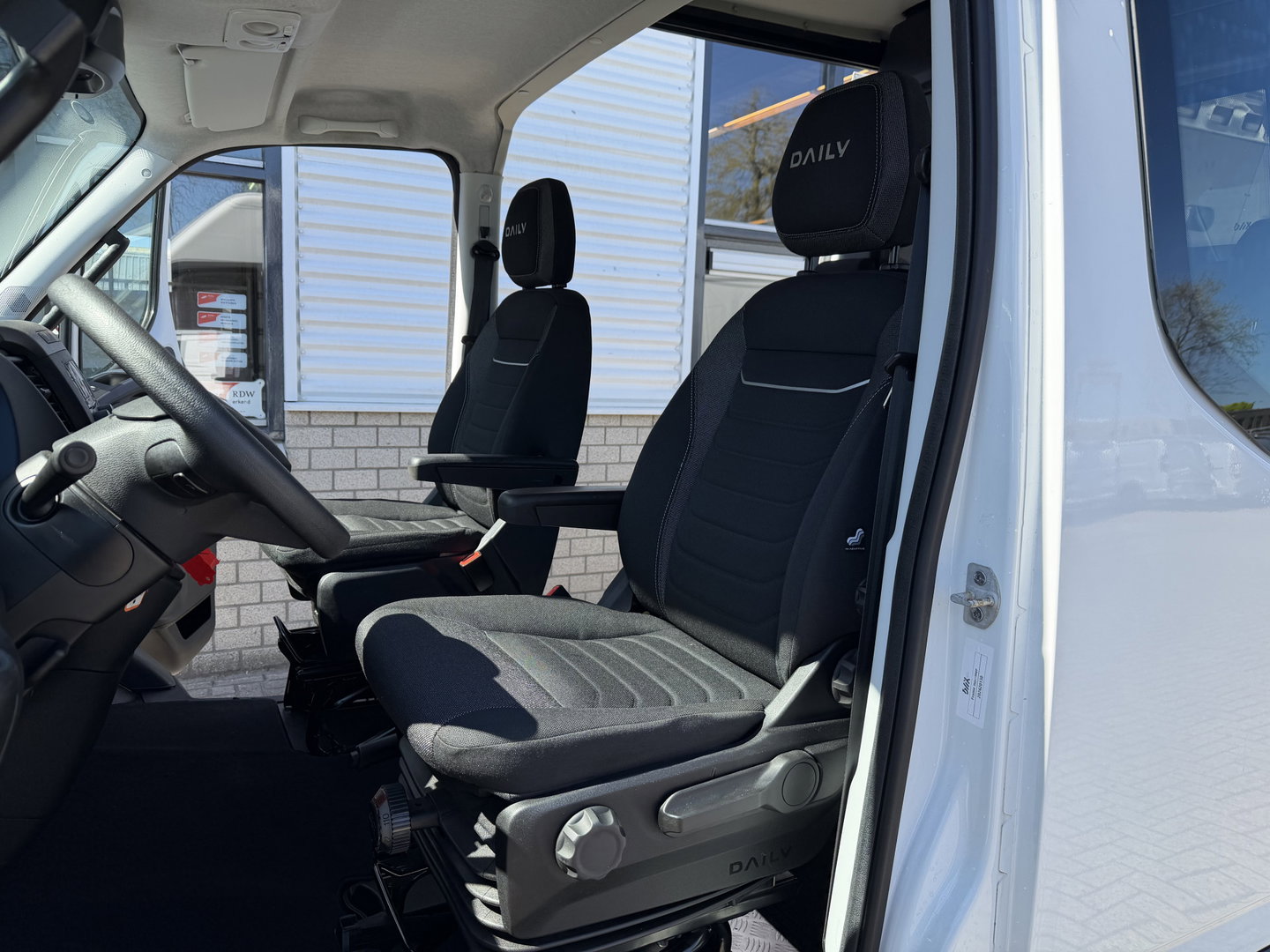 Iveco Daily 35S14V 2.3 automaat 410 L4H2 DC 6 persoons / vaste prijs rijklaar € 29.950 ex btw / ideale motorsport bus / euro 6 / bpm vrij / cruise en climate control / trekhaak 3500 kg !