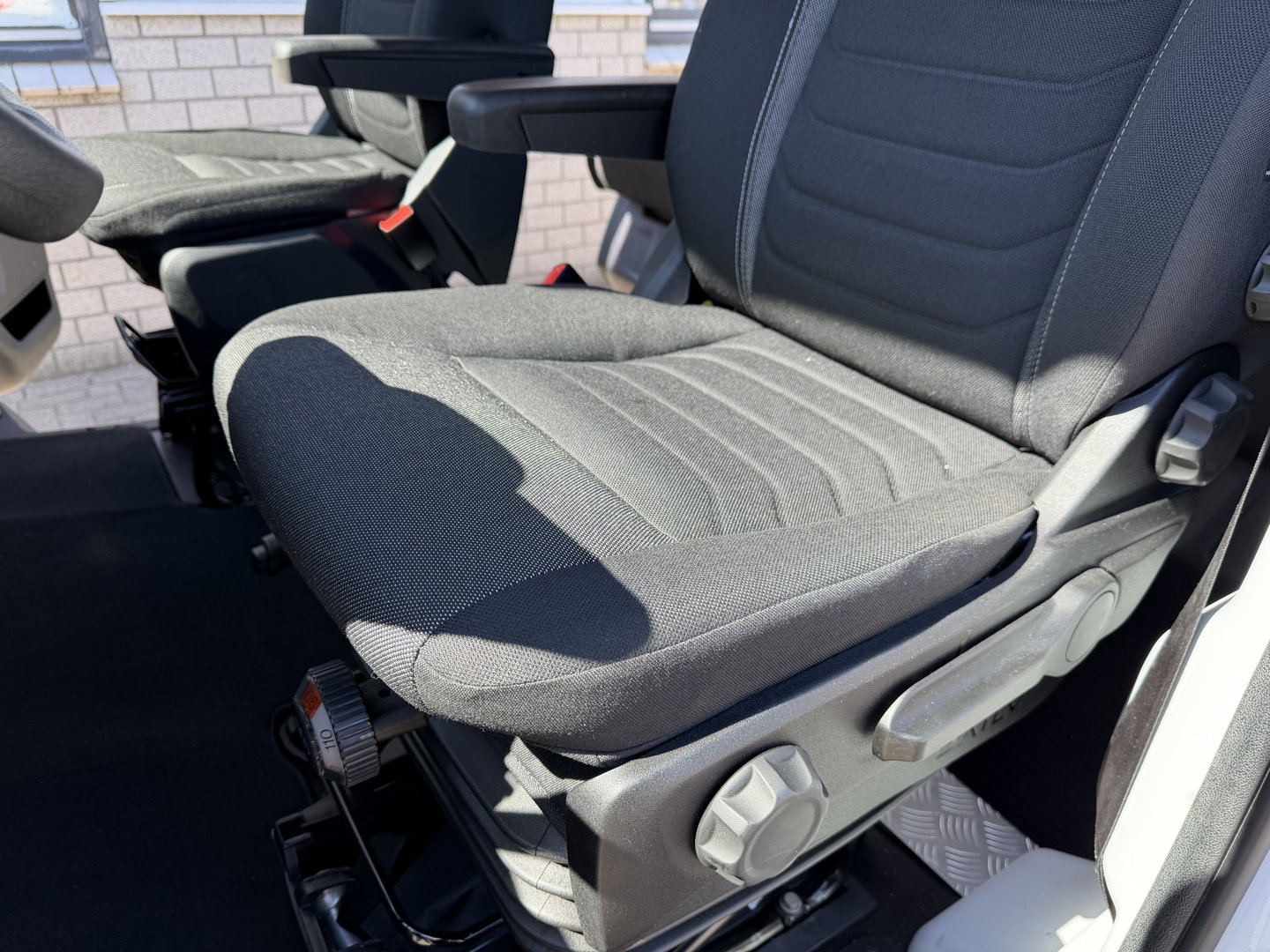 Iveco Daily 35S14V 2.3 automaat 410 L4H2 DC 6 persoons / vaste prijs rijklaar € 29.950 ex btw / ideale motorsport bus / euro 6 / bpm vrij / cruise en climate control / trekhaak 3500 kg !