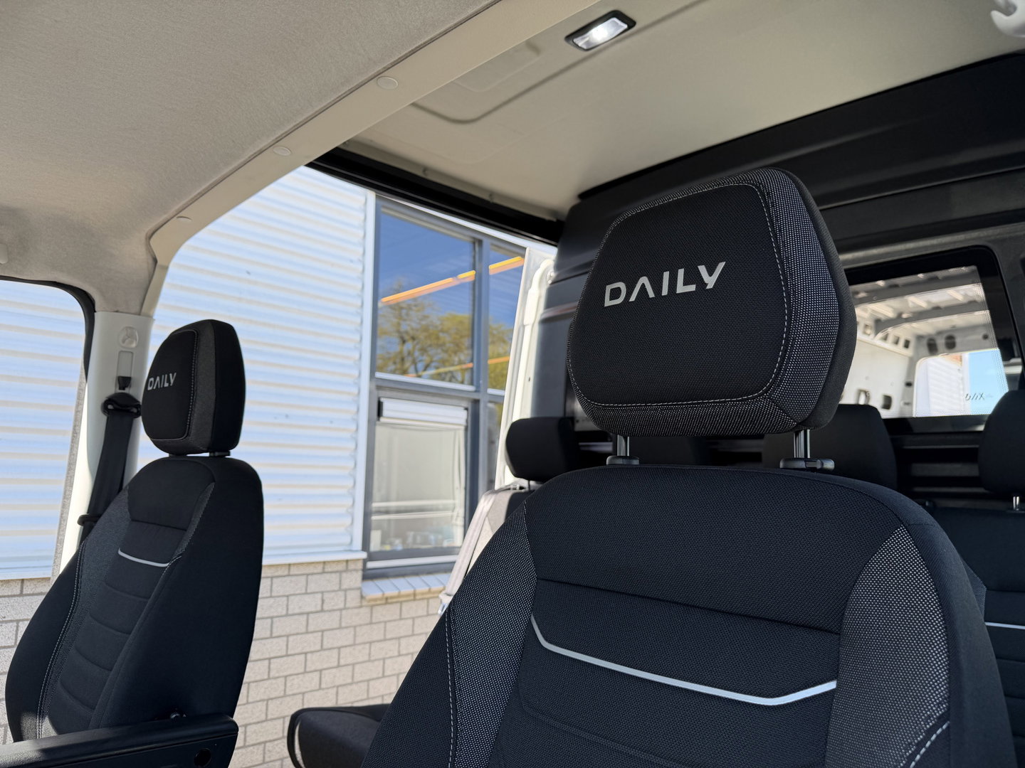 Iveco Daily 35S14V 2.3 automaat 410 L4H2 DC 6 persoons / vaste prijs rijklaar € 29.950 ex btw / ideale motorsport bus / euro 6 / bpm vrij / cruise en climate control / trekhaak 3500 kg !