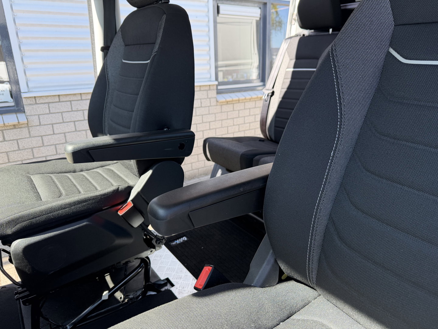 Iveco Daily 35S14V 2.3 automaat 410 L4H2 DC 6 persoons / vaste prijs rijklaar € 29.950 ex btw / ideale motorsport bus / euro 6 / bpm vrij / cruise en climate control / trekhaak 3500 kg !