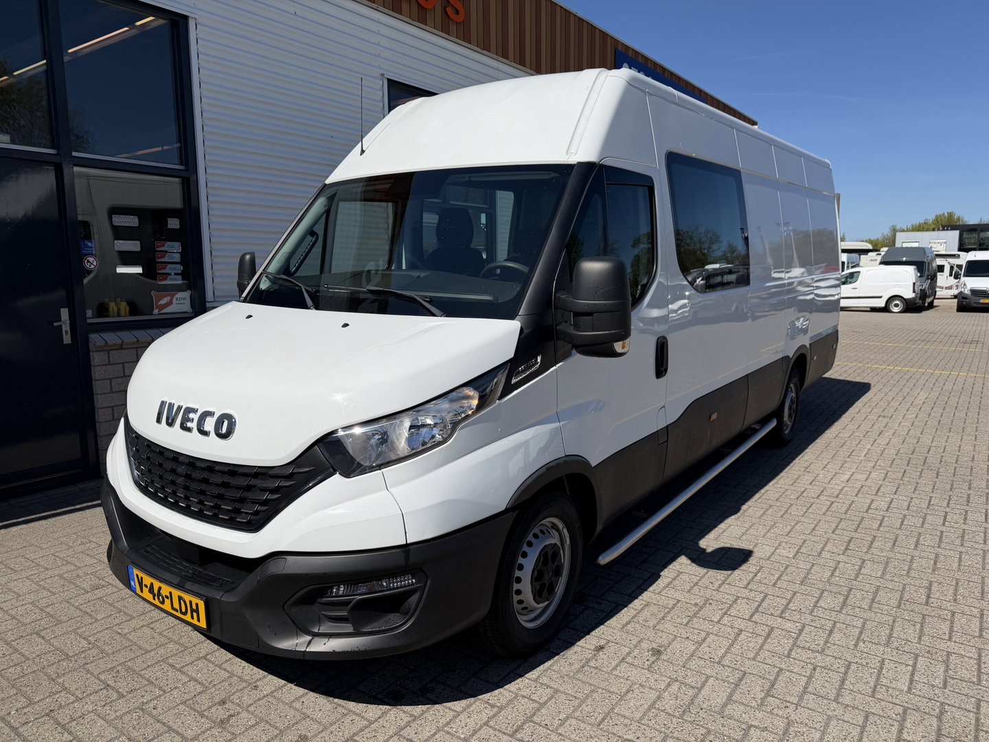 Iveco Daily 35S14V 2.3 automaat 410 L4H2 DC 6 persoons / vaste prijs rijklaar € 29.950 ex btw / ideale motorsport bus / euro 6 / bpm vrij / cruise en climate control / trekhaak 3500 kg !