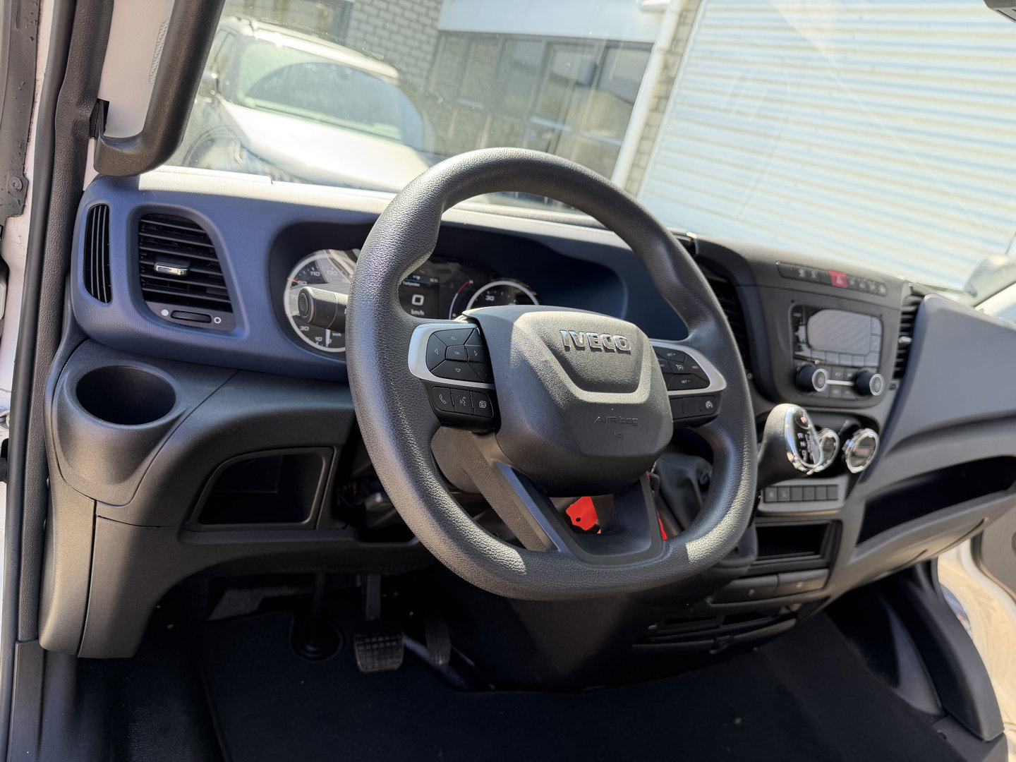 Iveco Daily 35S14V 2.3 automaat 410 L4H2 DC 6 persoons / vaste prijs rijklaar € 29.950 ex btw / ideale motorsport bus / euro 6 / bpm vrij / cruise en climate control / trekhaak 3500 kg !