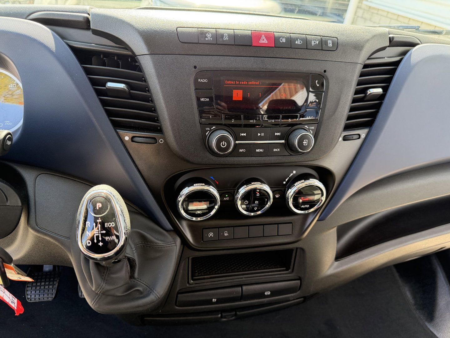 Iveco Daily 35S14V 2.3 automaat 410 L4H2 DC 6 persoons / vaste prijs rijklaar € 29.950 ex btw / ideale motorsport bus / euro 6 / bpm vrij / cruise en climate control / trekhaak 3500 kg !