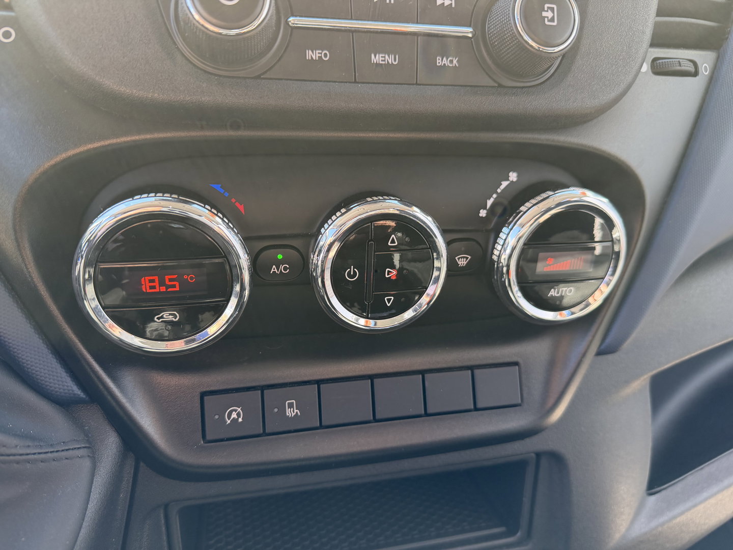 Iveco Daily 35S14V 2.3 automaat 410 L4H2 DC 6 persoons / vaste prijs rijklaar € 29.950 ex btw / ideale motorsport bus / euro 6 / bpm vrij / cruise en climate control / trekhaak 3500 kg !