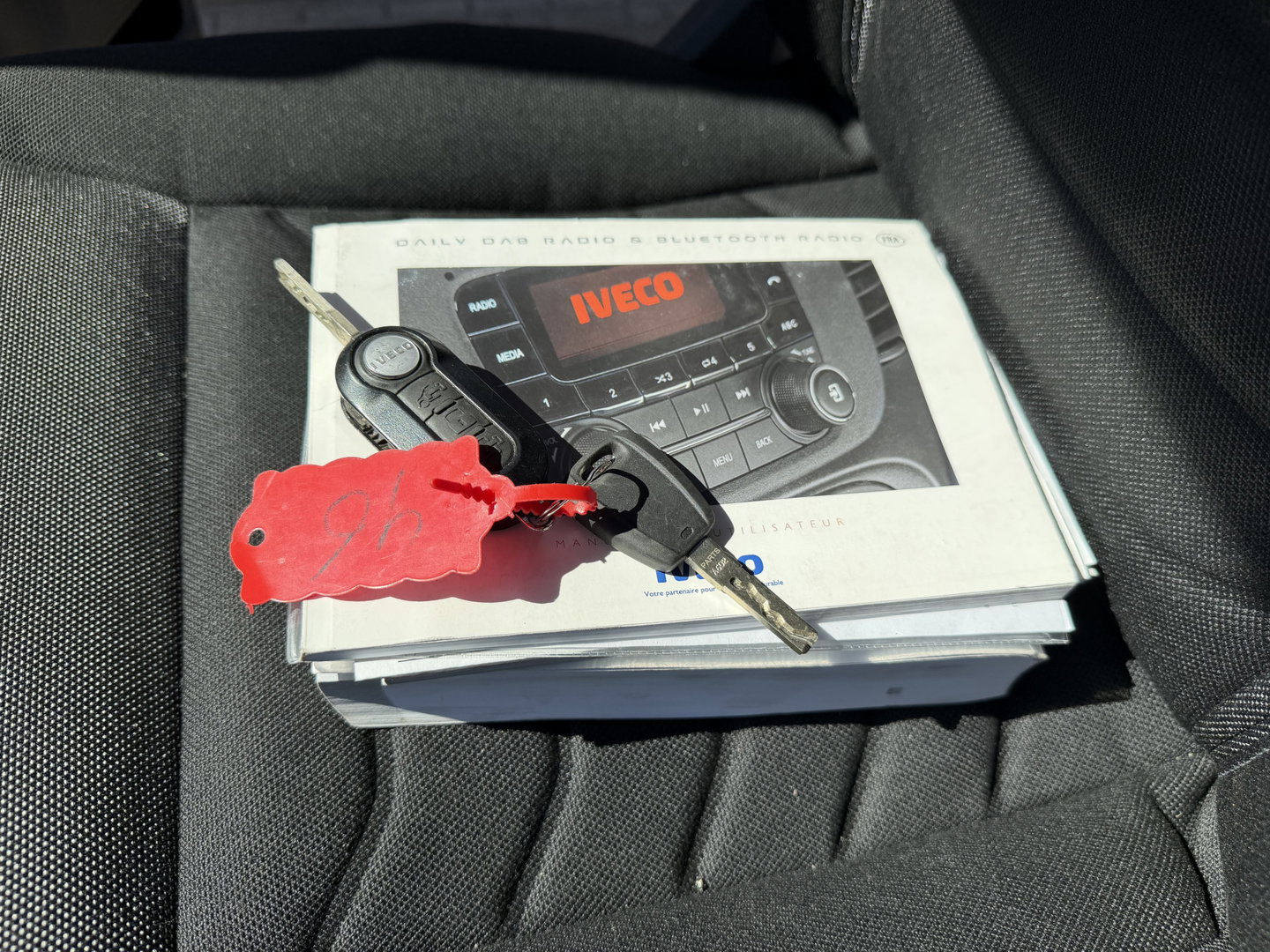 Iveco Daily 35S14V 2.3 automaat 410 L4H2 DC 6 persoons / vaste prijs rijklaar € 29.950 ex btw / ideale motorsport bus / euro 6 / bpm vrij / cruise en climate control / trekhaak 3500 kg !