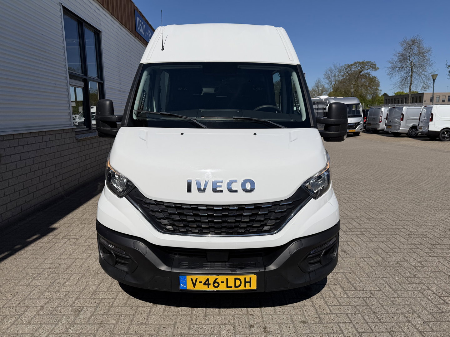 Iveco Daily 35S14V 2.3 automaat 410 L4H2 DC 6 persoons / vaste prijs rijklaar € 29.950 ex btw / ideale motorsport bus / euro 6 / bpm vrij / cruise en climate control / trekhaak 3500 kg !