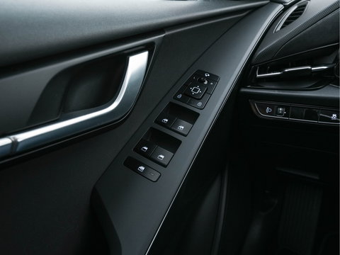 Kia Niro EV DynamicLine 64.8 kWh [ 3-Fase ] {SOH-100%} (INCL.BTW) *LEATHER-FABRIC | ADAPTIVE-CRUISE | DIGI-COCKPIT | KEYLESS | CAMERA | DAB | COMFORT-SEATS | SHIFT-PADDLES | ECC | PDC | 17''ALU*