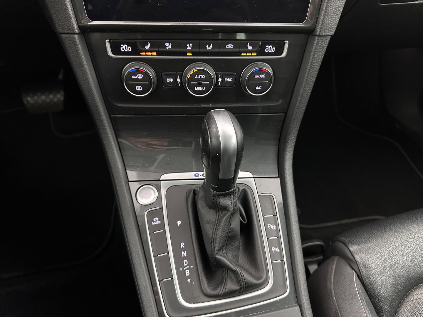 Volkswagen e-Golf E-DITION (INCL-BTW) *HEATPUMP | LEATHER | ADAPTIVE-CRUISE | FULL-LED | DYNAUDIO | DIGI-COCKPIT | NAVI-FULLMAP | CAMERA | KEYLESS | AMBIENT-LIGHT | DAB | ECC | CCS-FASTLOADER | PDC | 17''ALU*