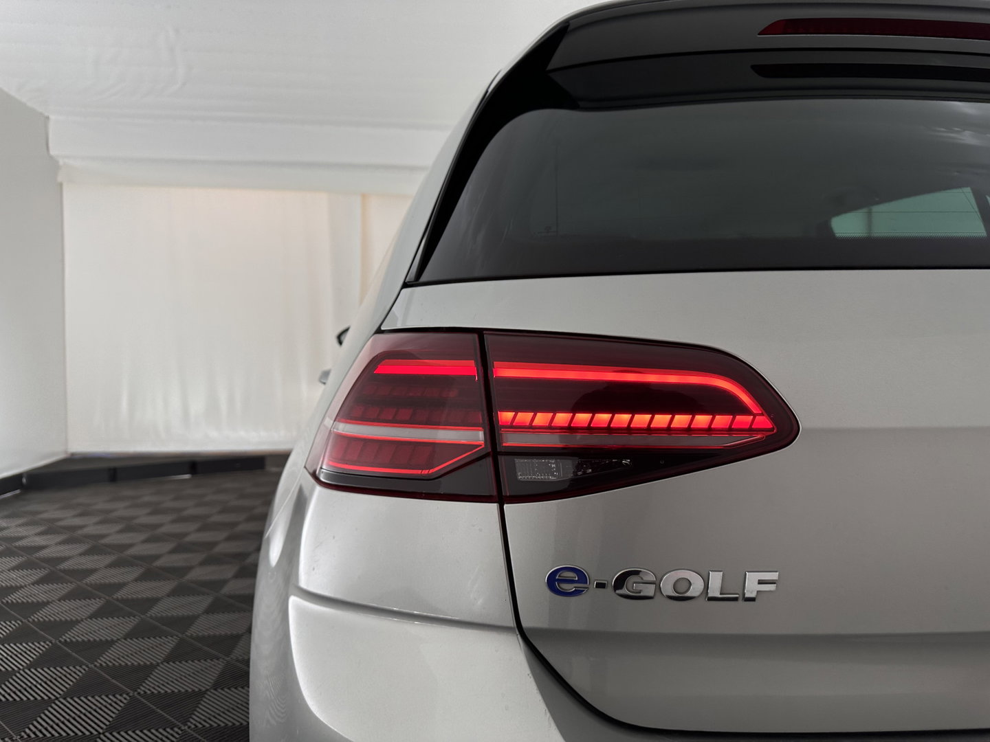 Volkswagen e-Golf E-DITION (INCL-BTW) *HEATPUMP | LEATHER | ADAPTIVE-CRUISE | FULL-LED | DYNAUDIO | DIGI-COCKPIT | NAVI-FULLMAP | CAMERA | KEYLESS | AMBIENT-LIGHT | DAB | ECC | CCS-FASTLOADER | PDC | 17''ALU*