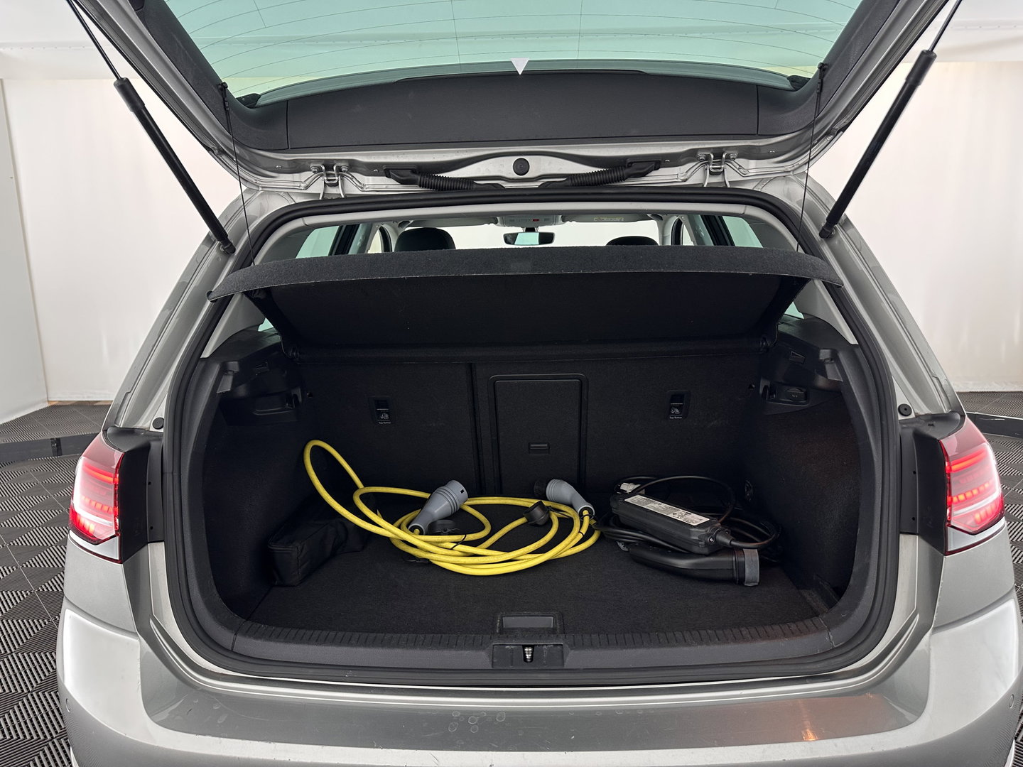 Volkswagen e-Golf E-DITION (INCL-BTW) *HEATPUMP | LEATHER | ADAPTIVE-CRUISE | FULL-LED | DYNAUDIO | DIGI-COCKPIT | NAVI-FULLMAP | CAMERA | KEYLESS | AMBIENT-LIGHT | DAB | ECC | CCS-FASTLOADER | PDC | 17''ALU*