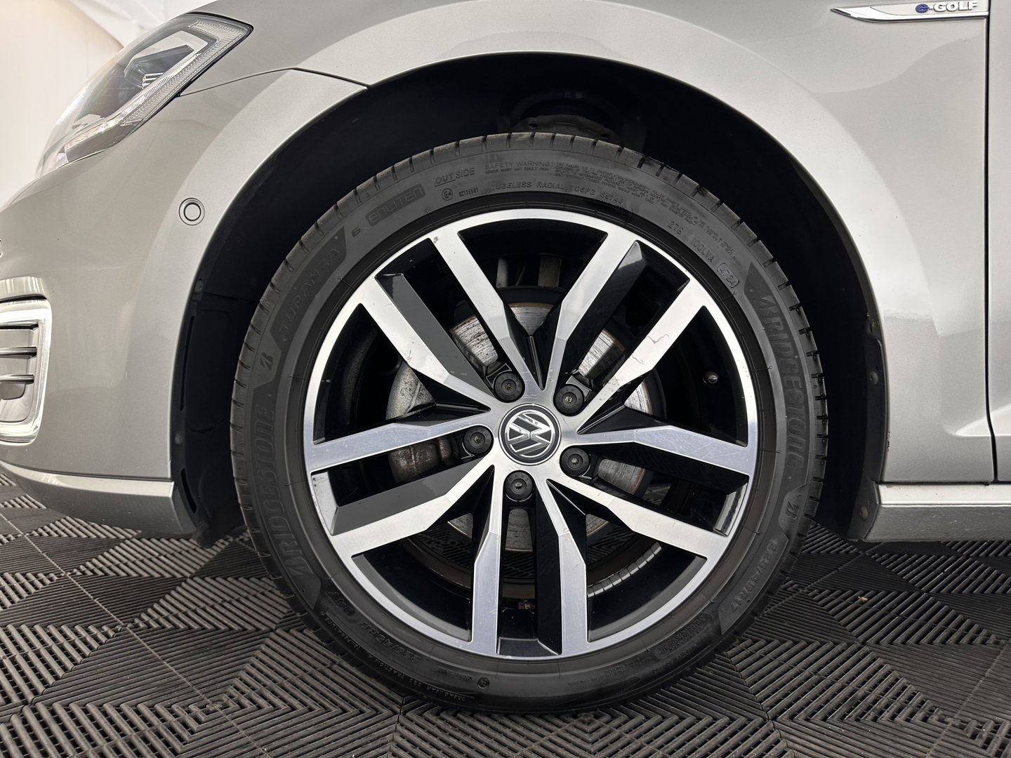 Volkswagen e-Golf E-DITION (INCL-BTW) *HEATPUMP | LEATHER | ADAPTIVE-CRUISE | FULL-LED | DYNAUDIO | DIGI-COCKPIT | NAVI-FULLMAP | CAMERA | KEYLESS | AMBIENT-LIGHT | DAB | ECC | CCS-FASTLOADER | PDC | 17''ALU*