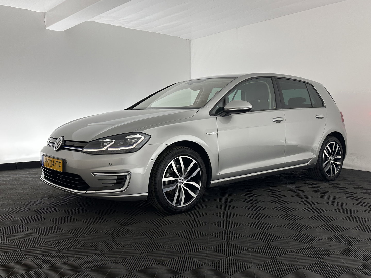 Volkswagen e-Golf E-DITION (INCL-BTW) *HEATPUMP | LEATHER | ADAPTIVE-CRUISE | FULL-LED | DYNAUDIO | DIGI-COCKPIT | NAVI-FULLMAP | CAMERA | KEYLESS | AMBIENT-LIGHT | DAB | ECC | CCS-FASTLOADER | PDC | 17''ALU*