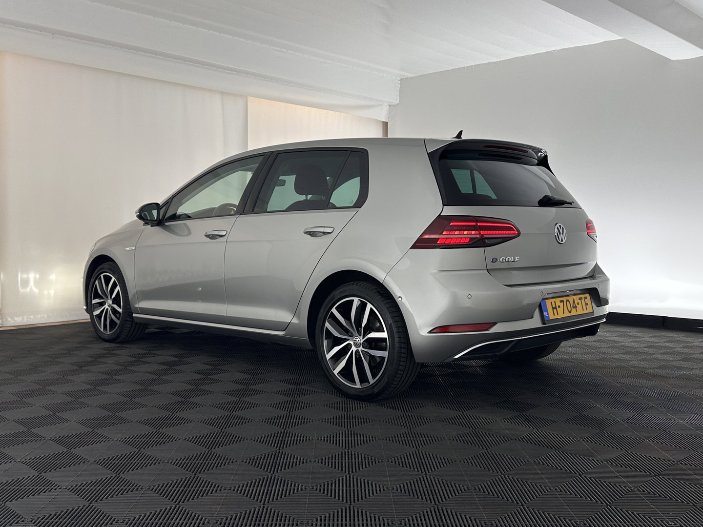 Volkswagen e-Golf E-DITION (INCL-BTW) *HEATPUMP | LEATHER | ADAPTIVE-CRUISE | FULL-LED | DYNAUDIO | DIGI-COCKPIT | NAVI-FULLMAP | CAMERA | KEYLESS | AMBIENT-LIGHT | DAB | ECC | CCS-FASTLOADER | PDC | 17''ALU*