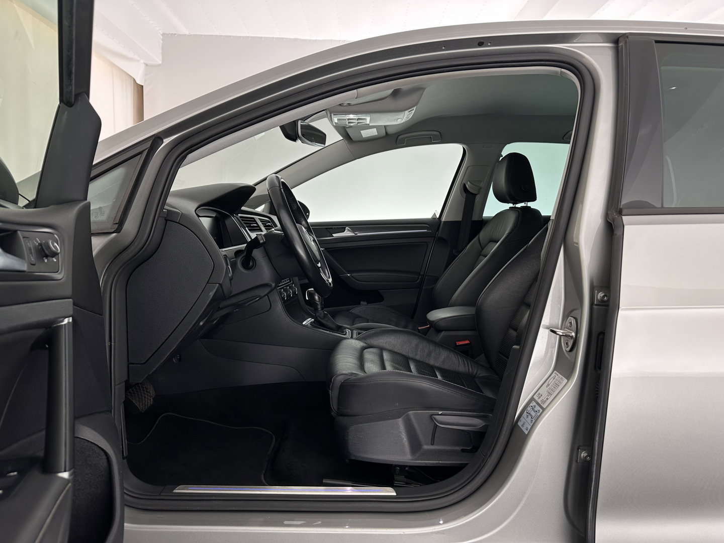 Volkswagen e-Golf E-DITION (INCL-BTW) *HEATPUMP | LEATHER | ADAPTIVE-CRUISE | FULL-LED | DYNAUDIO | DIGI-COCKPIT | NAVI-FULLMAP | CAMERA | KEYLESS | AMBIENT-LIGHT | DAB | ECC | CCS-FASTLOADER | PDC | 17''ALU*