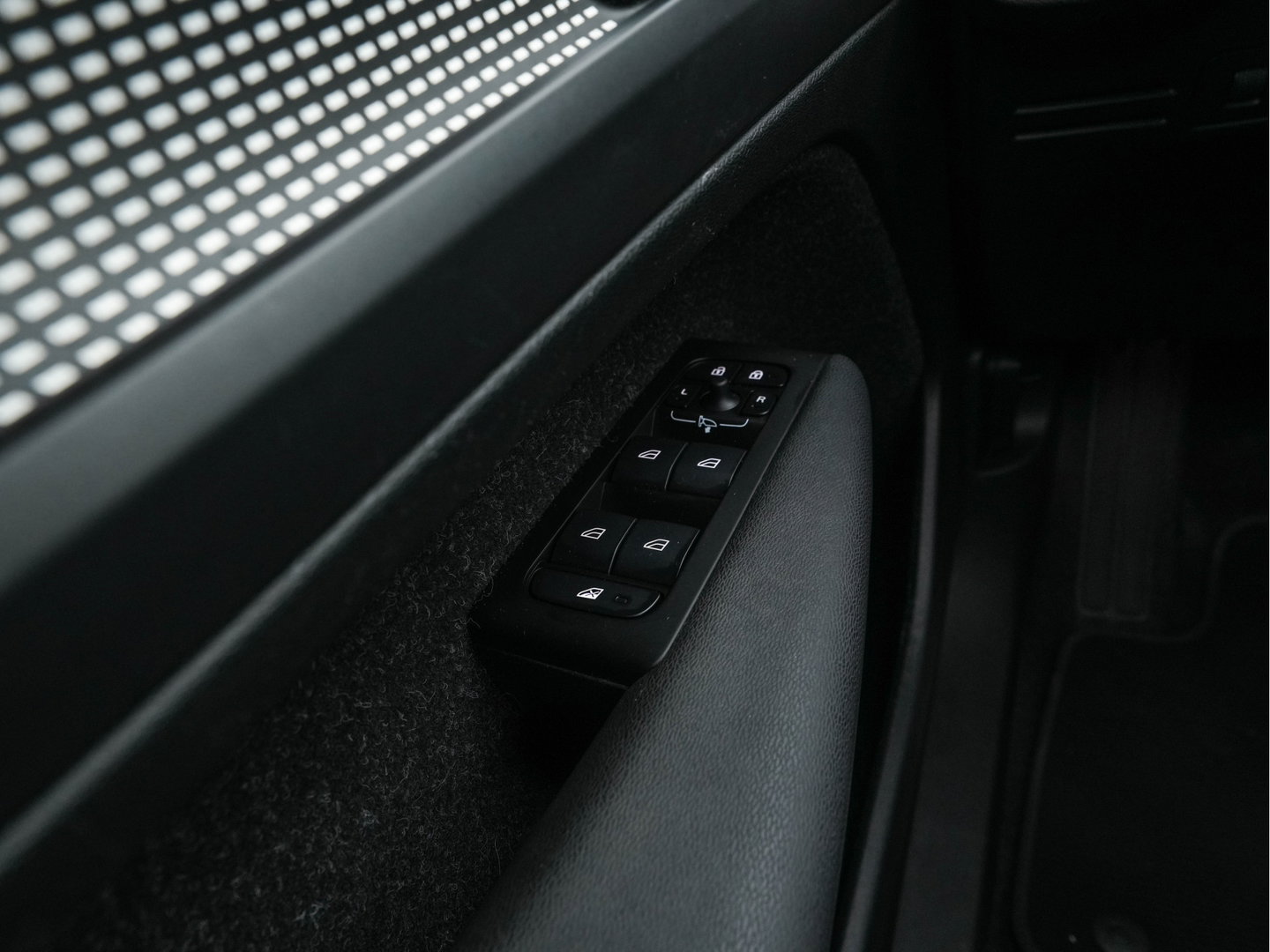 Volvo XC40 Recharge P8 AWD R-Design [ 3-Fase ] (INCL.BTW) Aut. *PANO | LEATHER-ALCANTARA | ADAPTIVE-CRUISE | DIGI-COCKPIT | FULL-LED | CAMERA | NAVI-FULLMAP | ECC | PDC | KEYLESS | HEATED-SPORTSEATS | TOWBAR | 19''ALU*