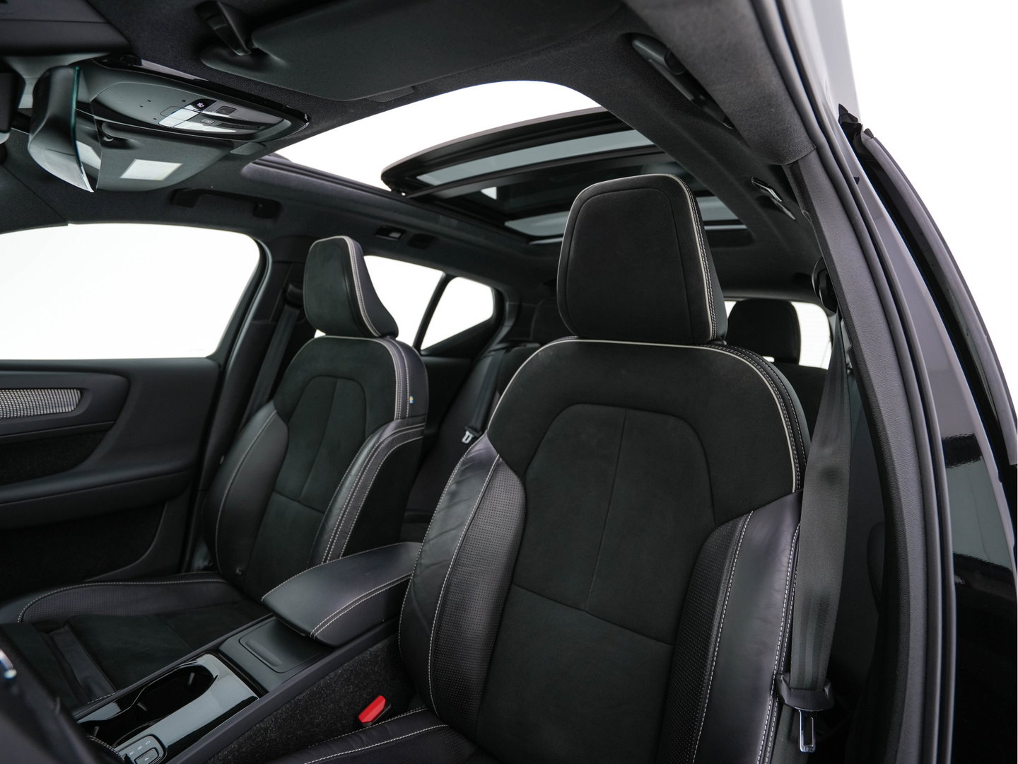 Volvo XC40 Recharge P8 AWD R-Design [ 3-Fase ] (INCL.BTW) Aut. *PANO | LEATHER-ALCANTARA | ADAPTIVE-CRUISE | DIGI-COCKPIT | FULL-LED | CAMERA | NAVI-FULLMAP | ECC | PDC | KEYLESS | HEATED-SPORTSEATS | TOWBAR | 19''ALU*