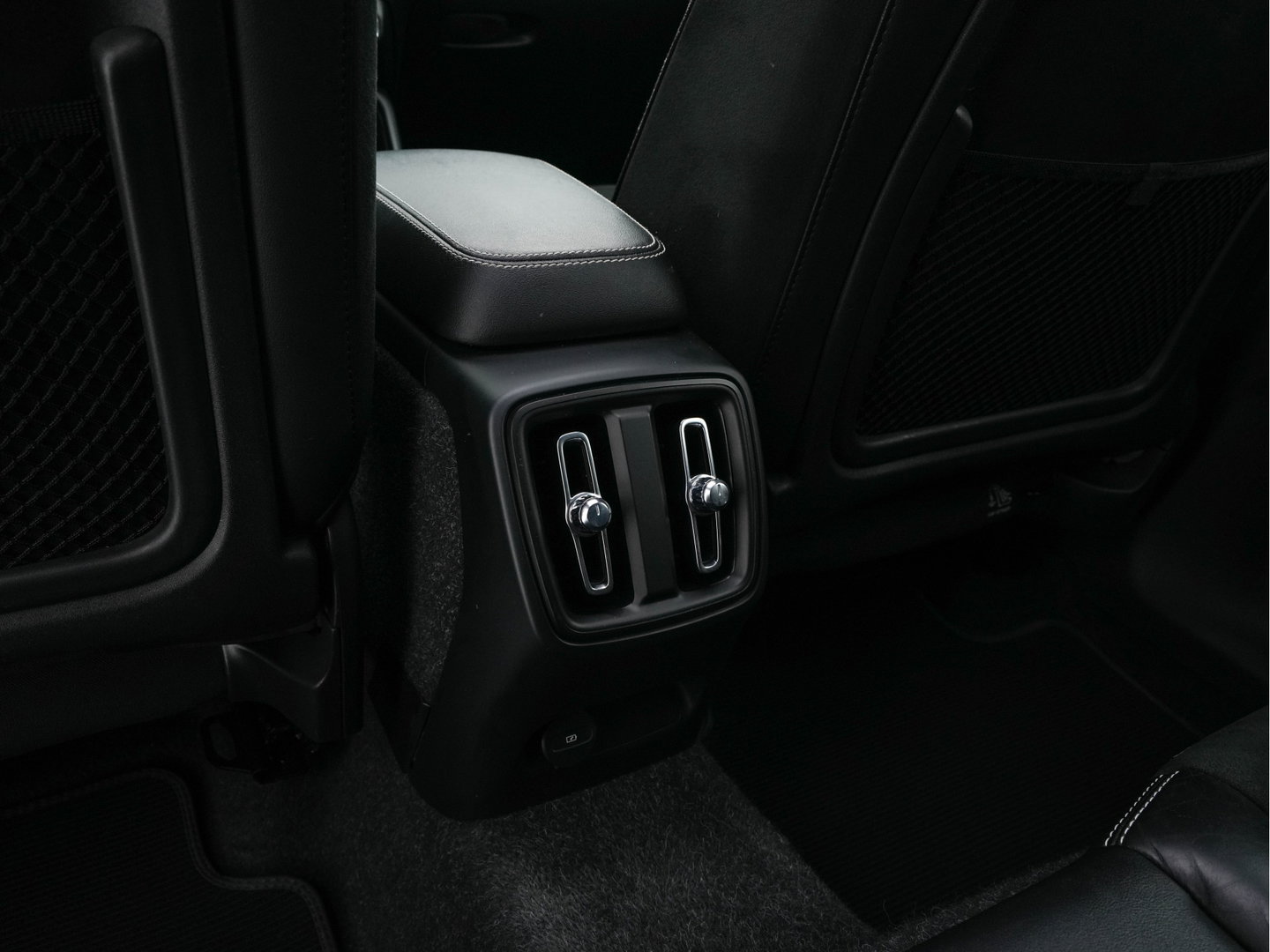 Volvo XC40 Recharge P8 AWD R-Design [ 3-Fase ] (INCL.BTW) Aut. *PANO | LEATHER-ALCANTARA | ADAPTIVE-CRUISE | DIGI-COCKPIT | FULL-LED | CAMERA | NAVI-FULLMAP | ECC | PDC | KEYLESS | HEATED-SPORTSEATS | TOWBAR | 19''ALU*