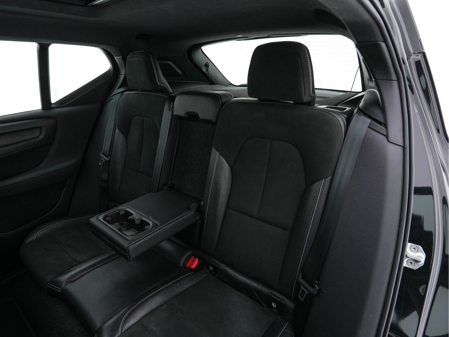 Volvo XC40 Recharge P8 AWD R-Design [ 3-Fase ] (INCL.BTW) Aut. *PANO | LEATHER-ALCANTARA | ADAPTIVE-CRUISE | DIGI-COCKPIT | FULL-LED | CAMERA | NAVI-FULLMAP | ECC | PDC | KEYLESS | HEATED-SPORTSEATS | TOWBAR | 19''ALU*