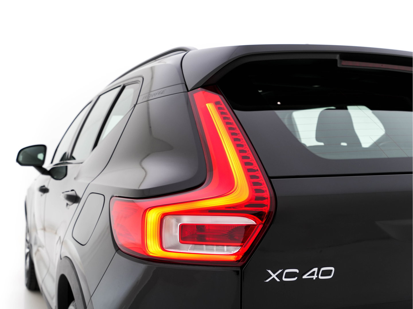 Volvo XC40 Recharge P8 AWD R-Design [ 3-Fase ] (INCL.BTW) Aut. *PANO | LEATHER-ALCANTARA | ADAPTIVE-CRUISE | DIGI-COCKPIT | FULL-LED | CAMERA | NAVI-FULLMAP | ECC | PDC | KEYLESS | HEATED-SPORTSEATS | TOWBAR | 19''ALU*