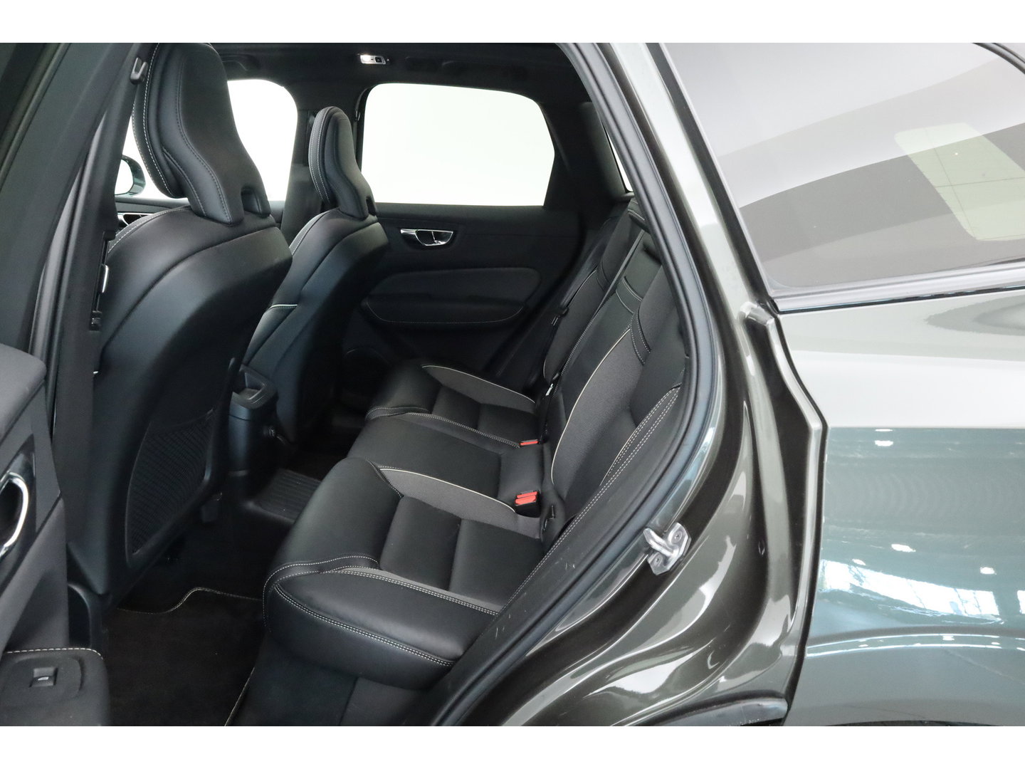 Volvo XC60 2.0 T8 AWD R-Design | polestar engineered | Trekhaak | 21 inch | Head-up | 360 camera | H&K Audio | Sportstoelen |