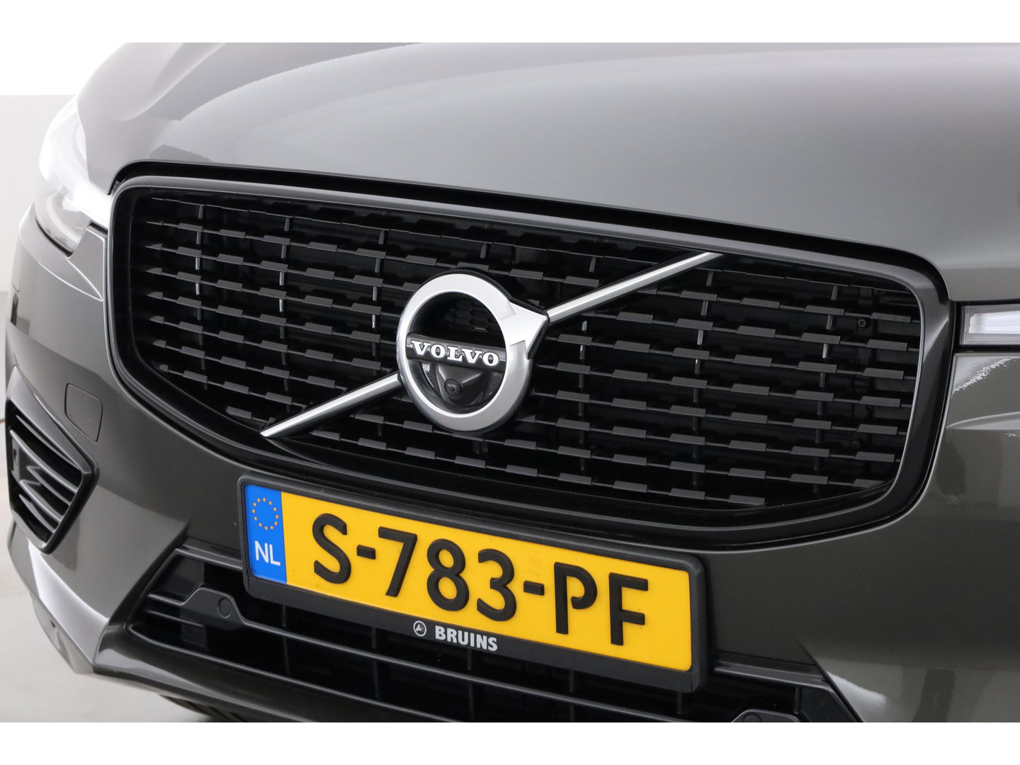 Volvo XC60 2.0 T8 AWD R-Design | polestar engineered | Trekhaak | 21 inch | Head-up | 360 camera | H&K Audio | Sportstoelen |