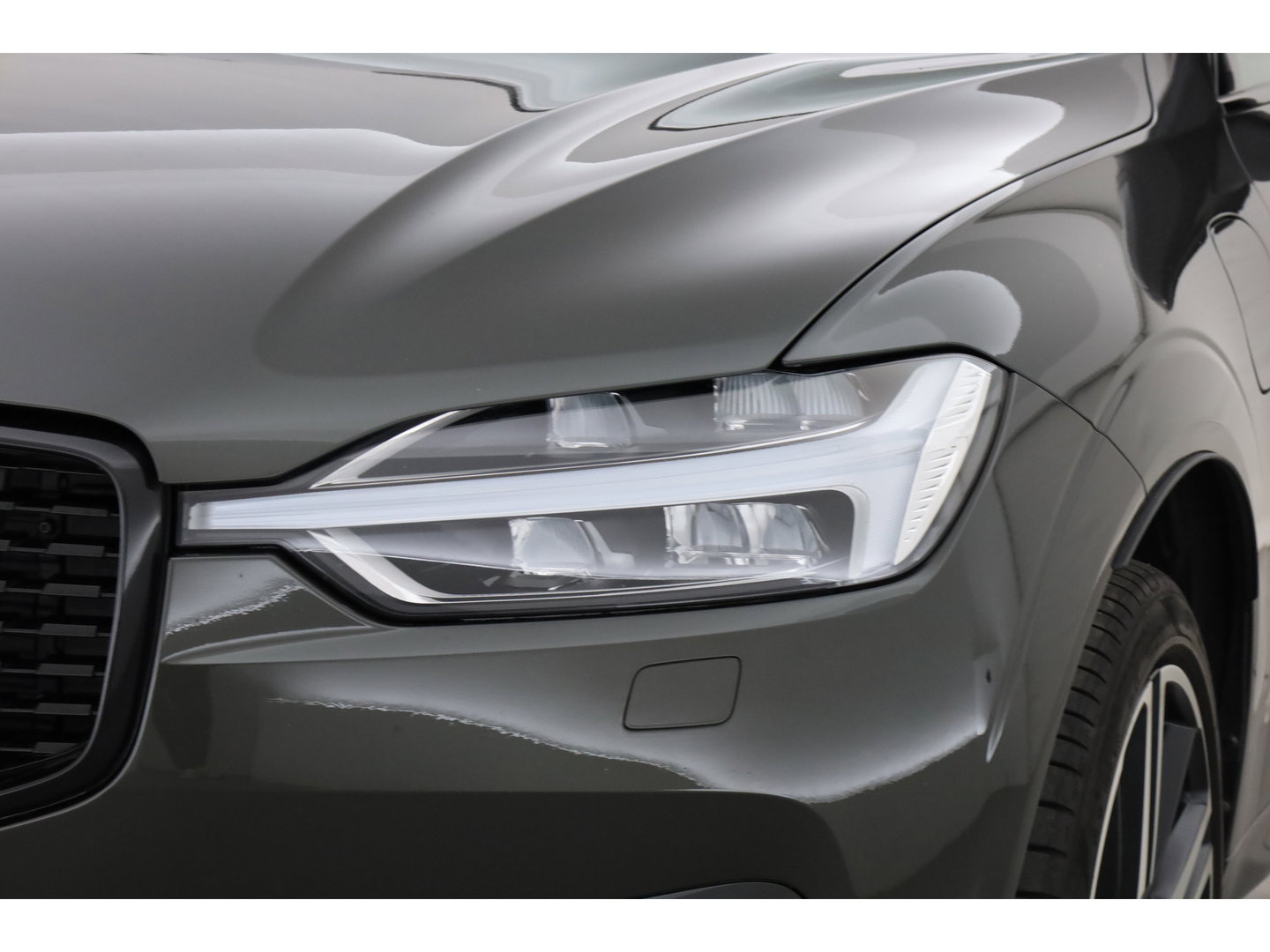 Volvo XC60 2.0 T8 AWD R-Design | polestar engineered | Trekhaak | 21 inch | Head-up | 360 camera | H&K Audio | Sportstoelen |