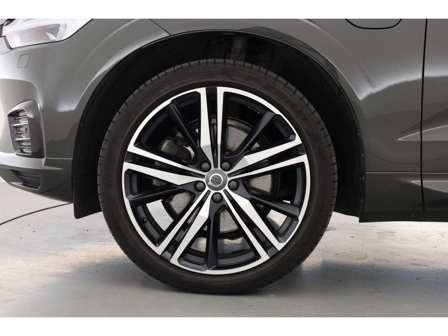 Volvo XC60 2.0 T8 AWD R-Design | polestar engineered | Trekhaak | 21 inch | Head-up | 360 camera | H&K Audio | Sportstoelen |