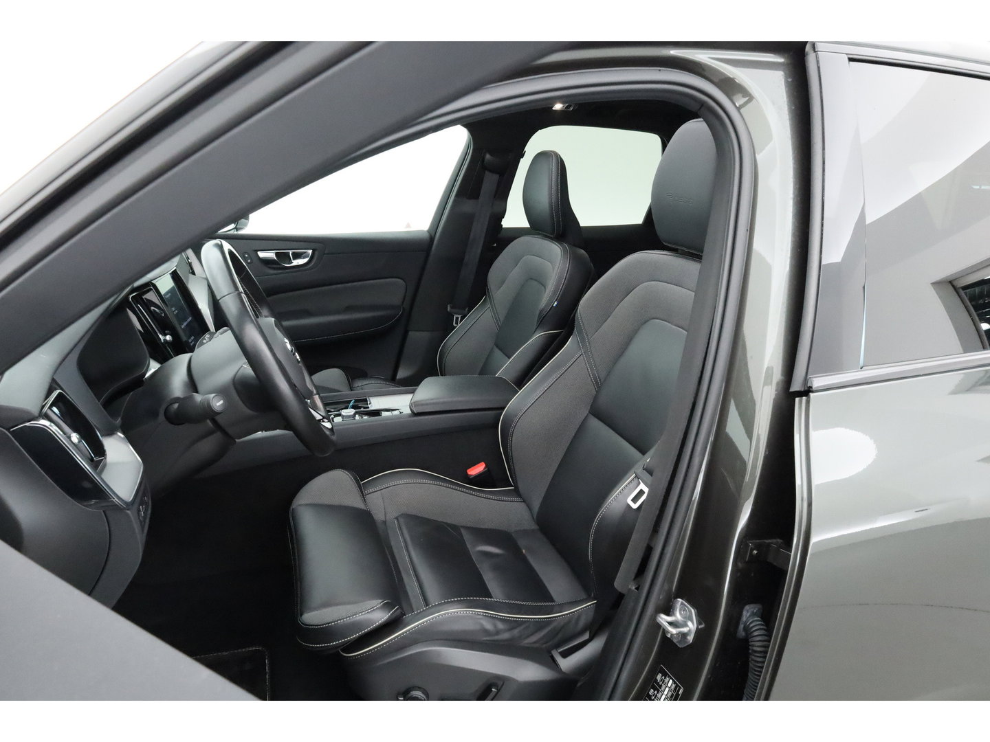 Volvo XC60 2.0 T8 AWD R-Design | polestar engineered | Trekhaak | 21 inch | Head-up | 360 camera | H&K Audio | Sportstoelen |