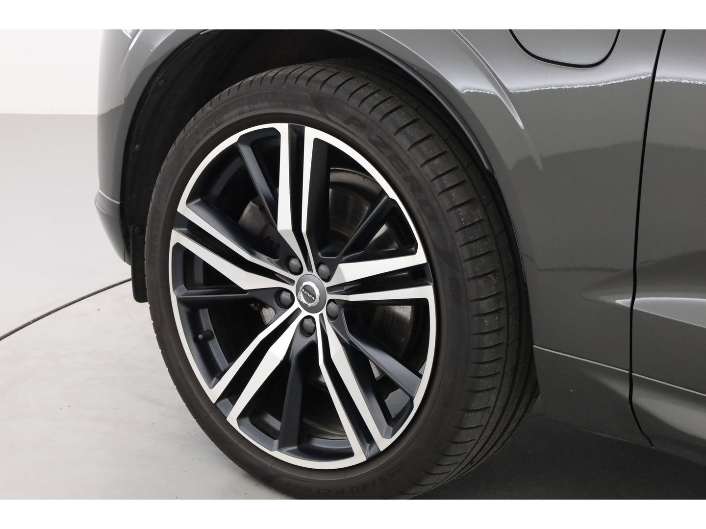 Volvo XC60 2.0 T8 AWD R-Design | polestar engineered | Trekhaak | 21 inch | Head-up | 360 camera | H&K Audio | Sportstoelen |