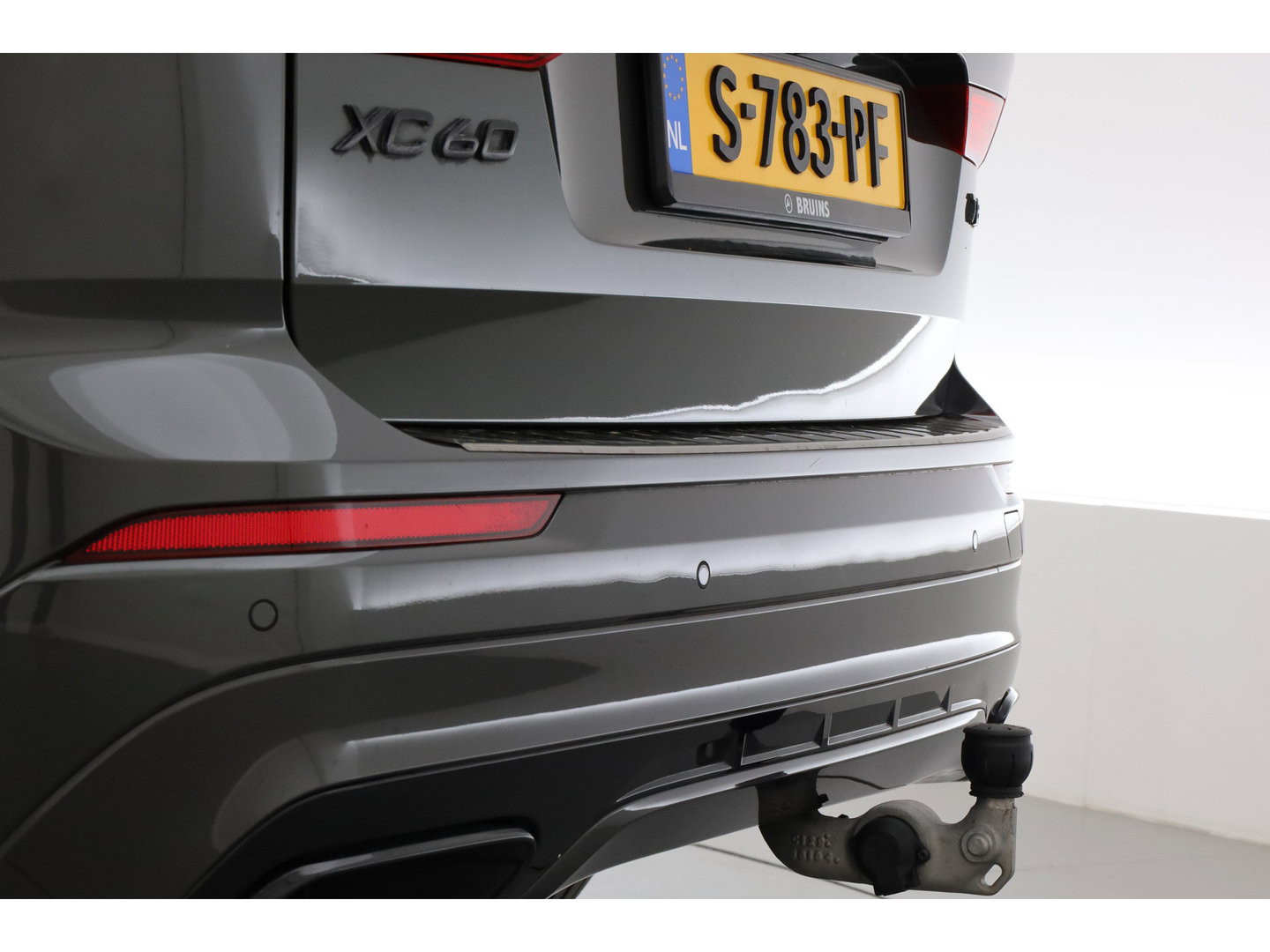 Volvo XC60 2.0 T8 AWD R-Design | polestar engineered | Trekhaak | 21 inch | Head-up | 360 camera | H&K Audio | Sportstoelen |