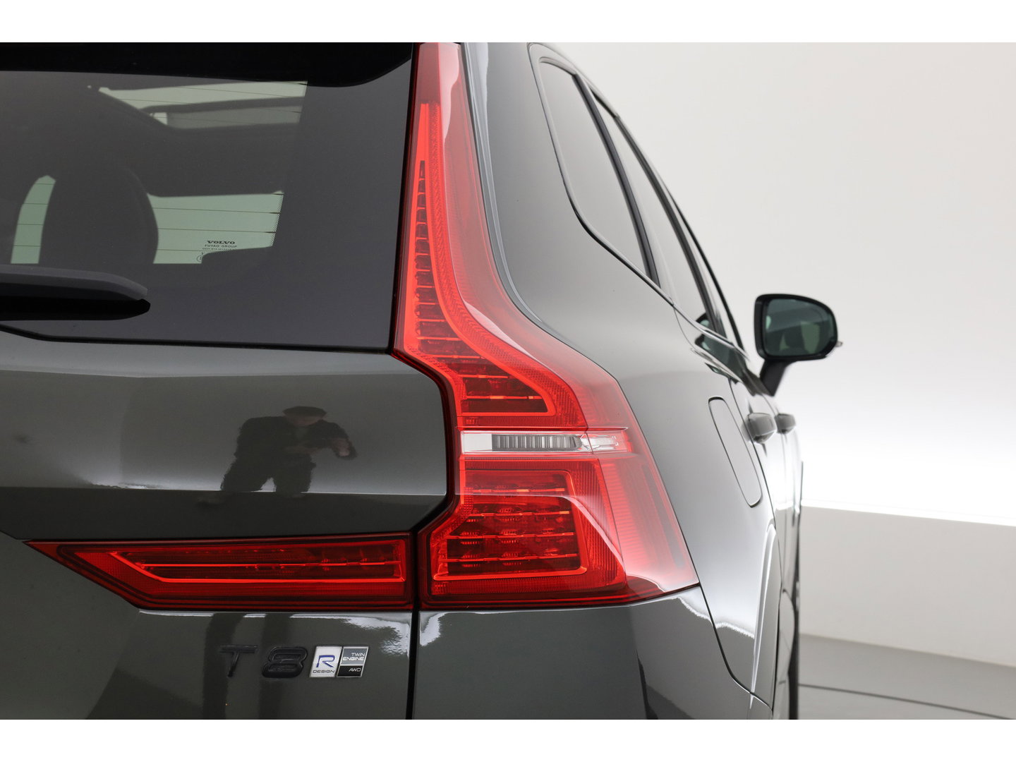 Volvo XC60 2.0 T8 AWD R-Design | polestar engineered | Trekhaak | 21 inch | Head-up | 360 camera | H&K Audio | Sportstoelen |