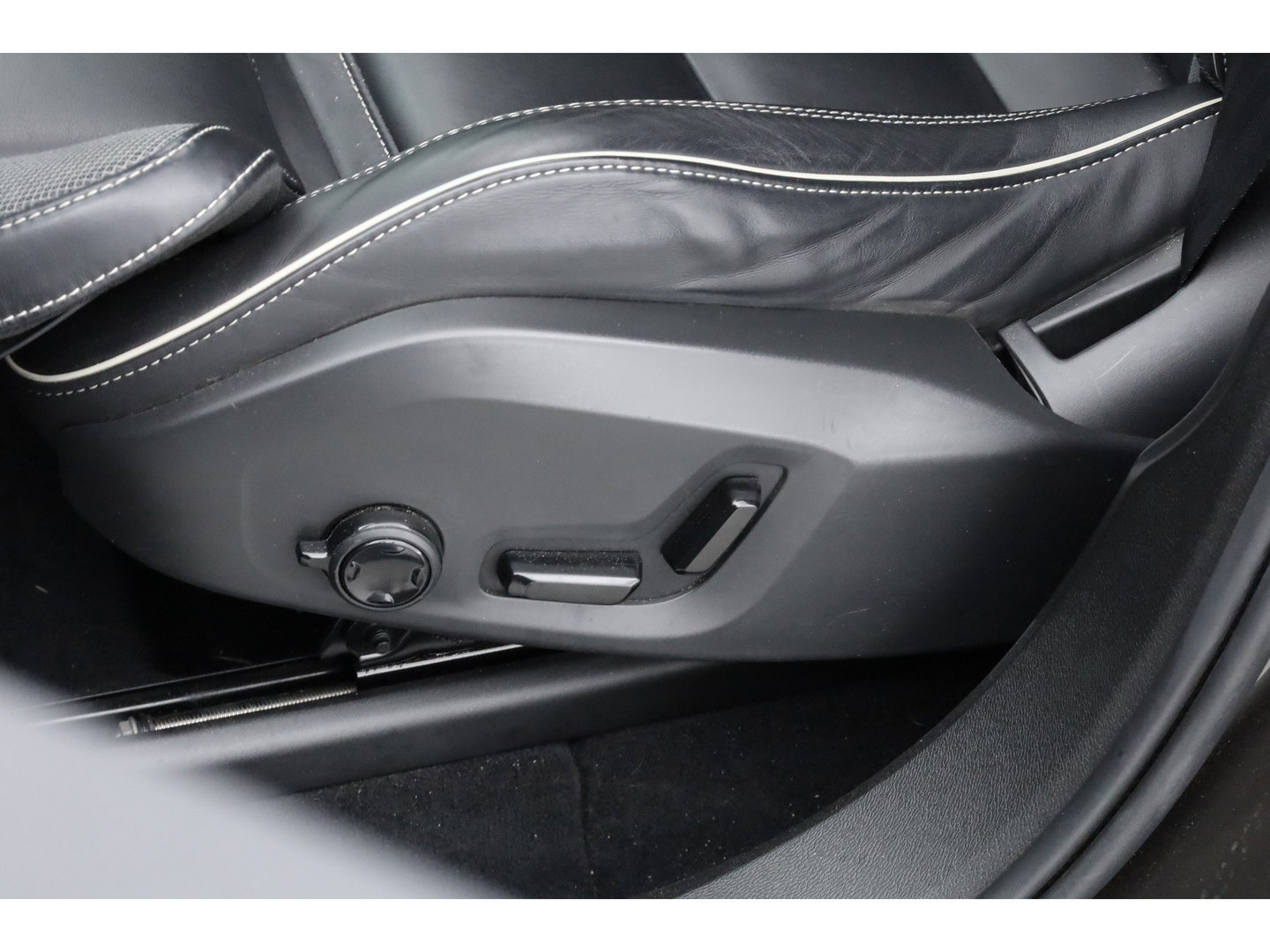 Volvo XC60 2.0 T8 AWD R-Design | polestar engineered | Trekhaak | 21 inch | Head-up | 360 camera | H&K Audio | Sportstoelen |