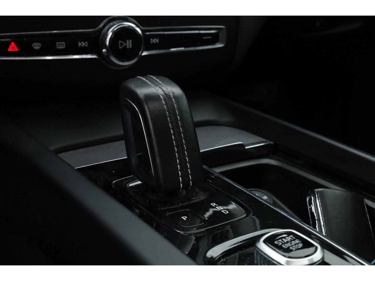 Volvo XC60 2.0 T8 AWD R-Design | polestar engineered | Trekhaak | 21 inch | Head-up | 360 camera | H&K Audio | Sportstoelen |