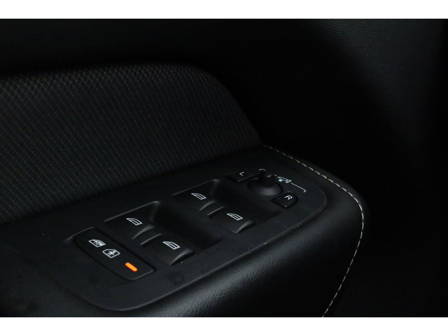 Volvo XC60 2.0 T8 AWD R-Design | polestar engineered | Trekhaak | 21 inch | Head-up | 360 camera | H&K Audio | Sportstoelen |