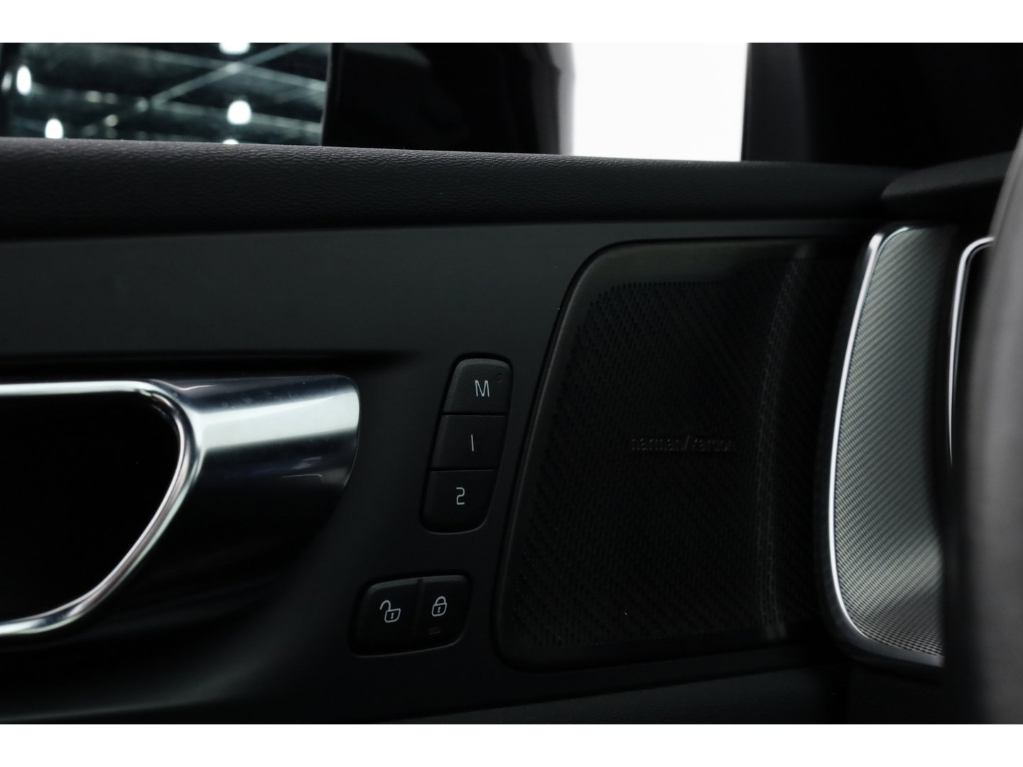 Volvo XC60 2.0 T8 AWD R-Design | polestar engineered | Trekhaak | 21 inch | Head-up | 360 camera | H&K Audio | Sportstoelen |