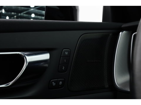 Volvo XC60 2.0 T8 AWD R-Design | polestar engineered | Trekhaak | 21 inch | Head-up | 360 camera | H&K Audio | Sportstoelen |