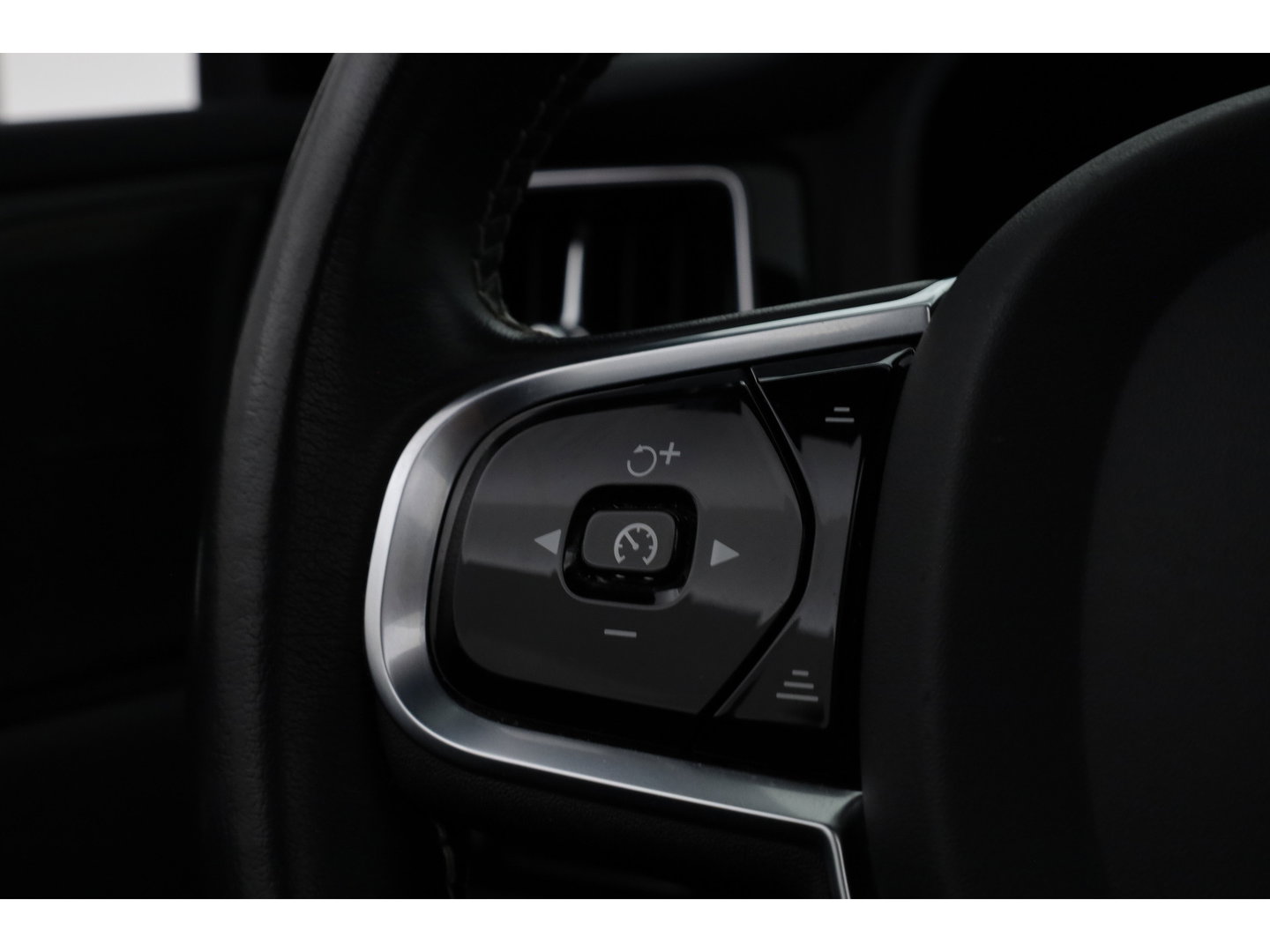 Volvo XC60 2.0 T8 AWD R-Design | polestar engineered | Trekhaak | 21 inch | Head-up | 360 camera | H&K Audio | Sportstoelen |