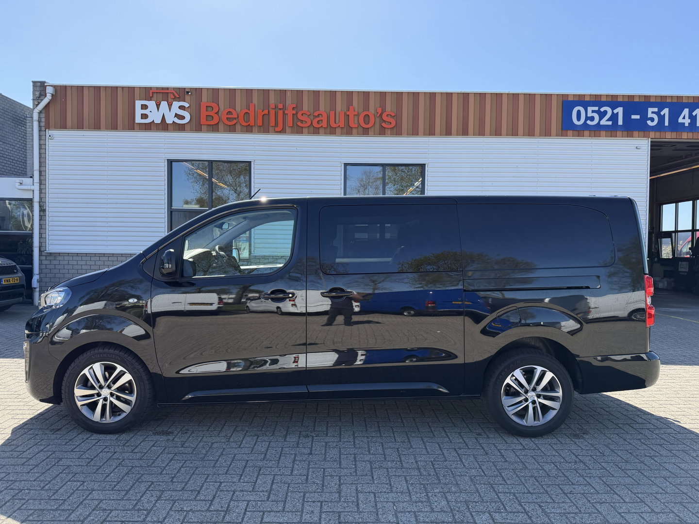 Peugeot Expert 2.0 BlueHDI 177pk automaat S&S L3H1 DC 5 persoons / vaste prijs rijklaar € 27.950 ex btw / lease vanaf € 456 / dubbele schuifdeur / euro 6 / bpm vrij / airco / cruise / navi / trekhaak !