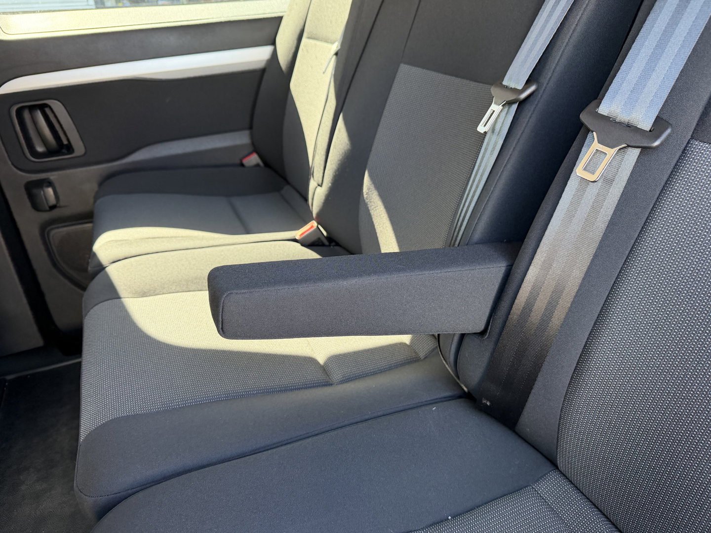 Peugeot Expert 2.0 BlueHDI 177pk automaat S&S L3H1 DC 5 persoons / vaste prijs rijklaar € 27.950 ex btw / lease vanaf € 456 / dubbele schuifdeur / euro 6 / bpm vrij / airco / cruise / navi / trekhaak !